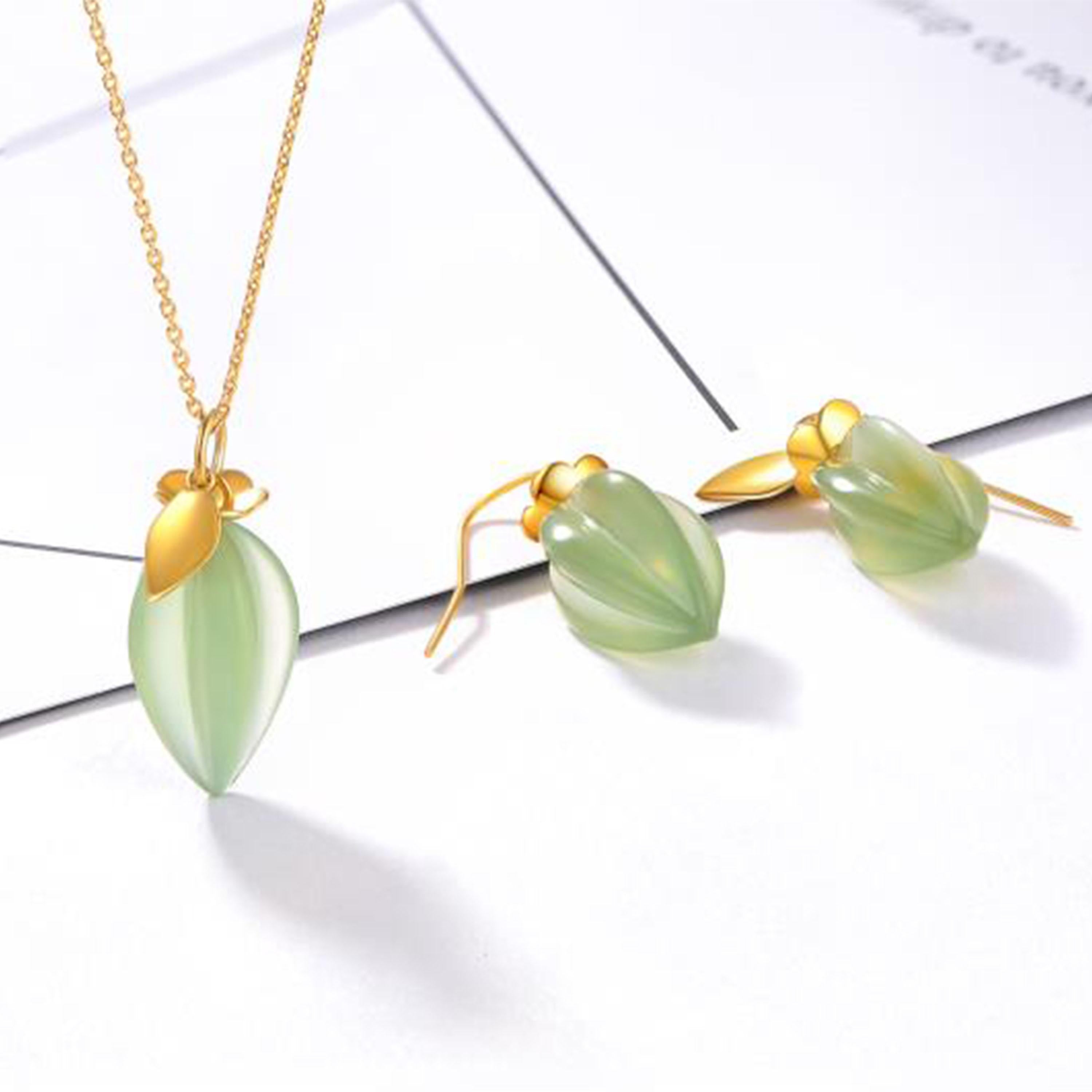 Description:
A charming earrings and necklace set featuring serpentine jade shaped like the tropical star fruits, adorned with delicate petals of 18ct gold plate on sterling silver.

Specification:
Size (LxW): earrings = 28mm x 10mm, pendant = 25mm