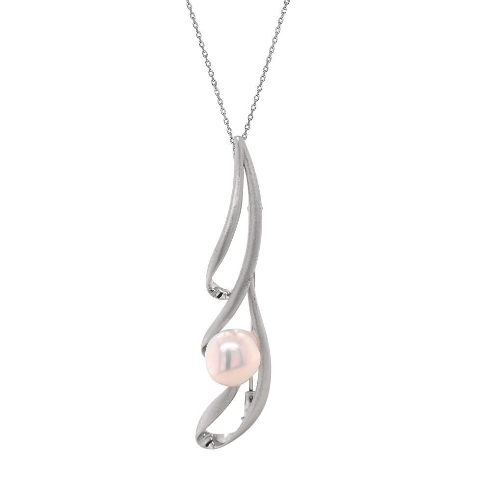 A versatile design with an East meets West fusion. The traditional South Sea pearl rests assuredly atop the gentle waves of satin-textured sterling silver. A vintage-style brooch with a modern twist. Easily style to suit your occasion. The 16