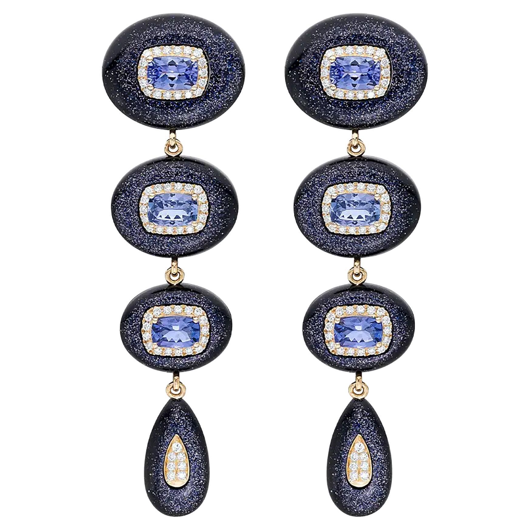 Orecchini lunghi graduati in oro 18 carati con tanzanite, diamanti e pietre d'oro blu di Fei Liu
