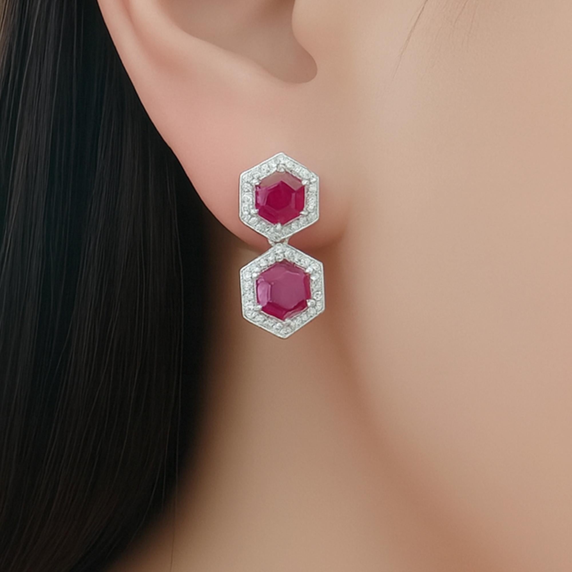 Una celebrazione della simmetria e della purezza delle gemme, questi orecchini in platino presentano 2,99 ct di rubini non riscaldati - ogni gemma di colore rosa vivo incastonata in un esagono scultoreo, il cui colore naturale non è stato alterato