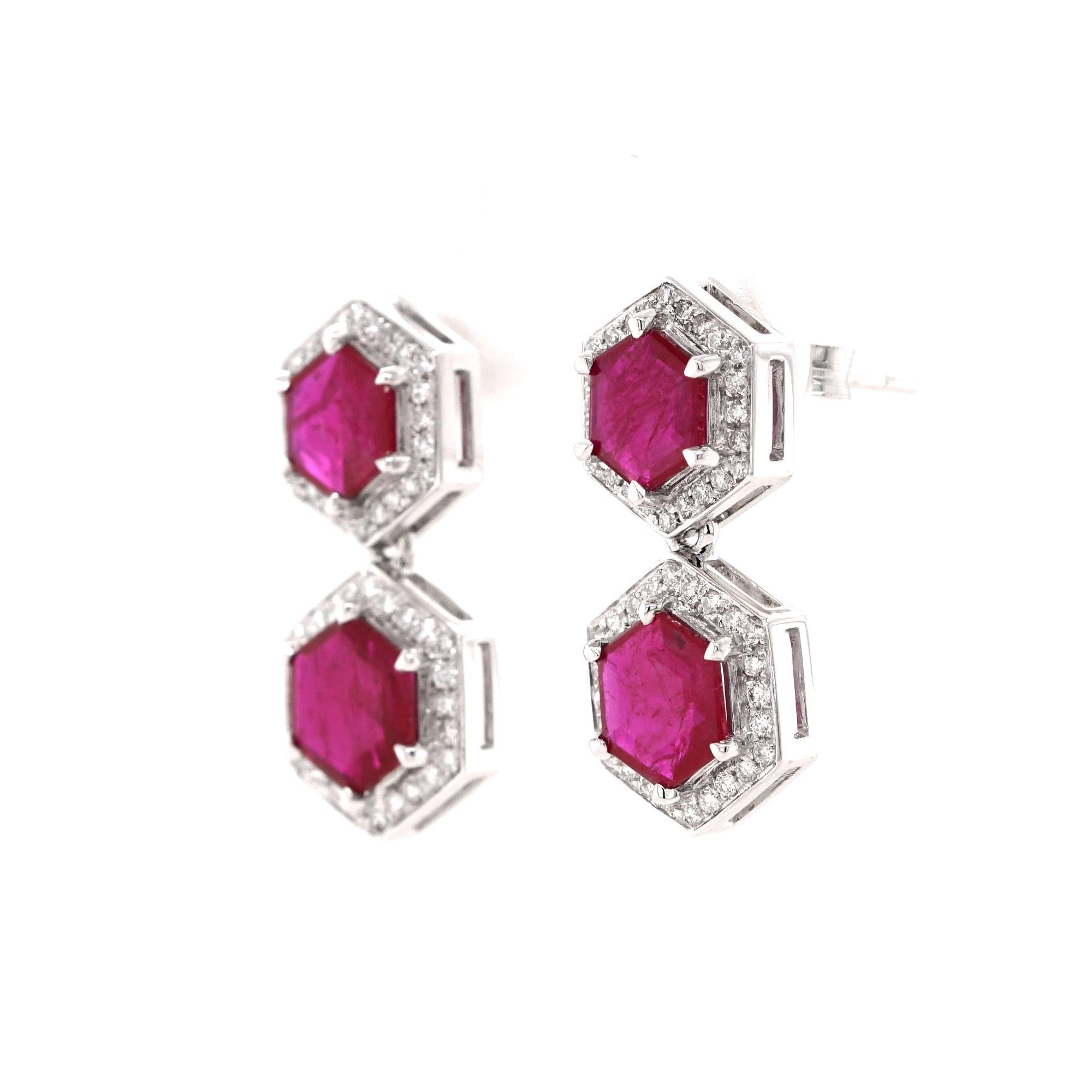 Contemporaneo Orecchini a goccia esagonali in platino con diamanti e rubino non riscaldato di Fei Liu in vendita