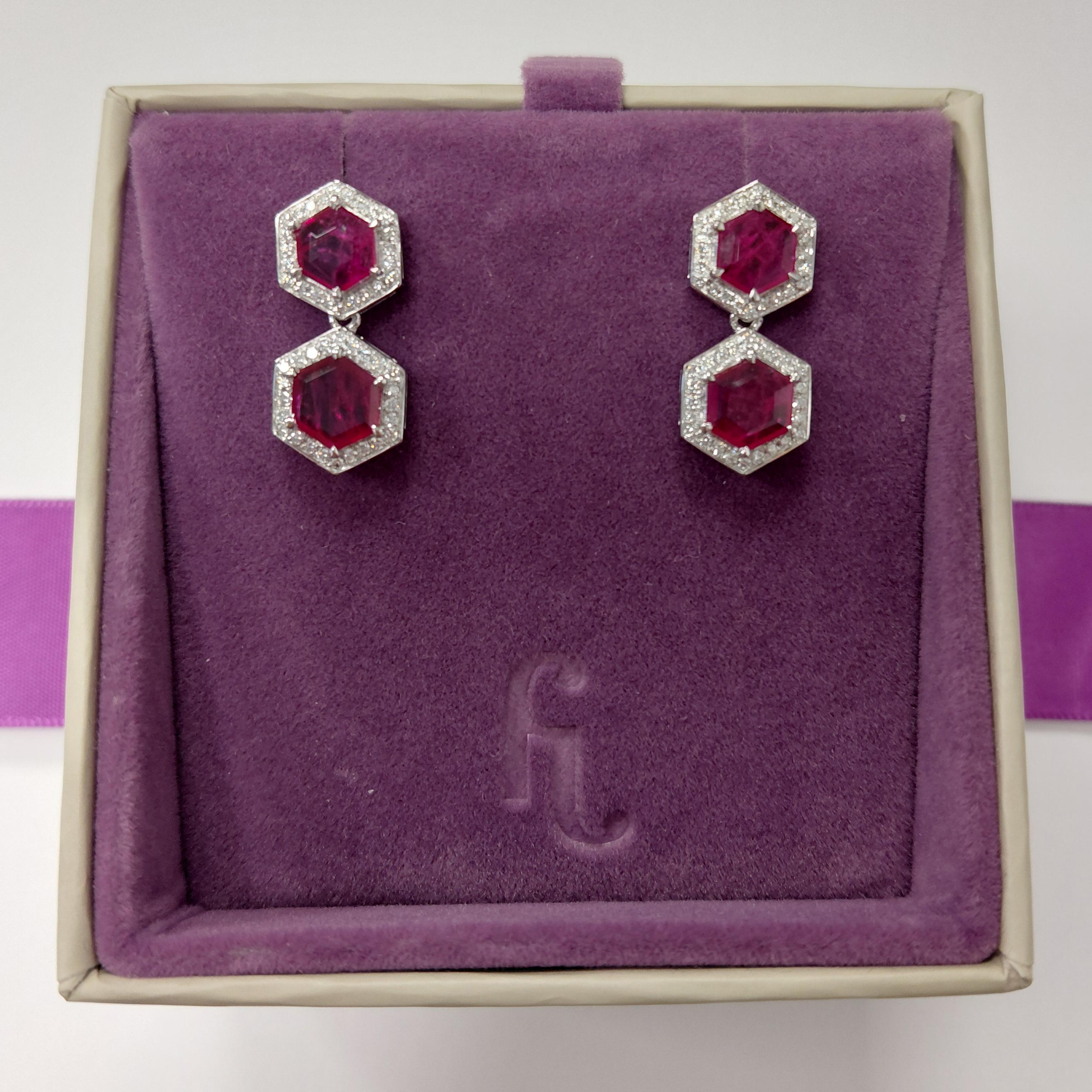 Esagono Orecchini a goccia esagonali in platino con diamanti e rubino non riscaldato di Fei Liu in vendita