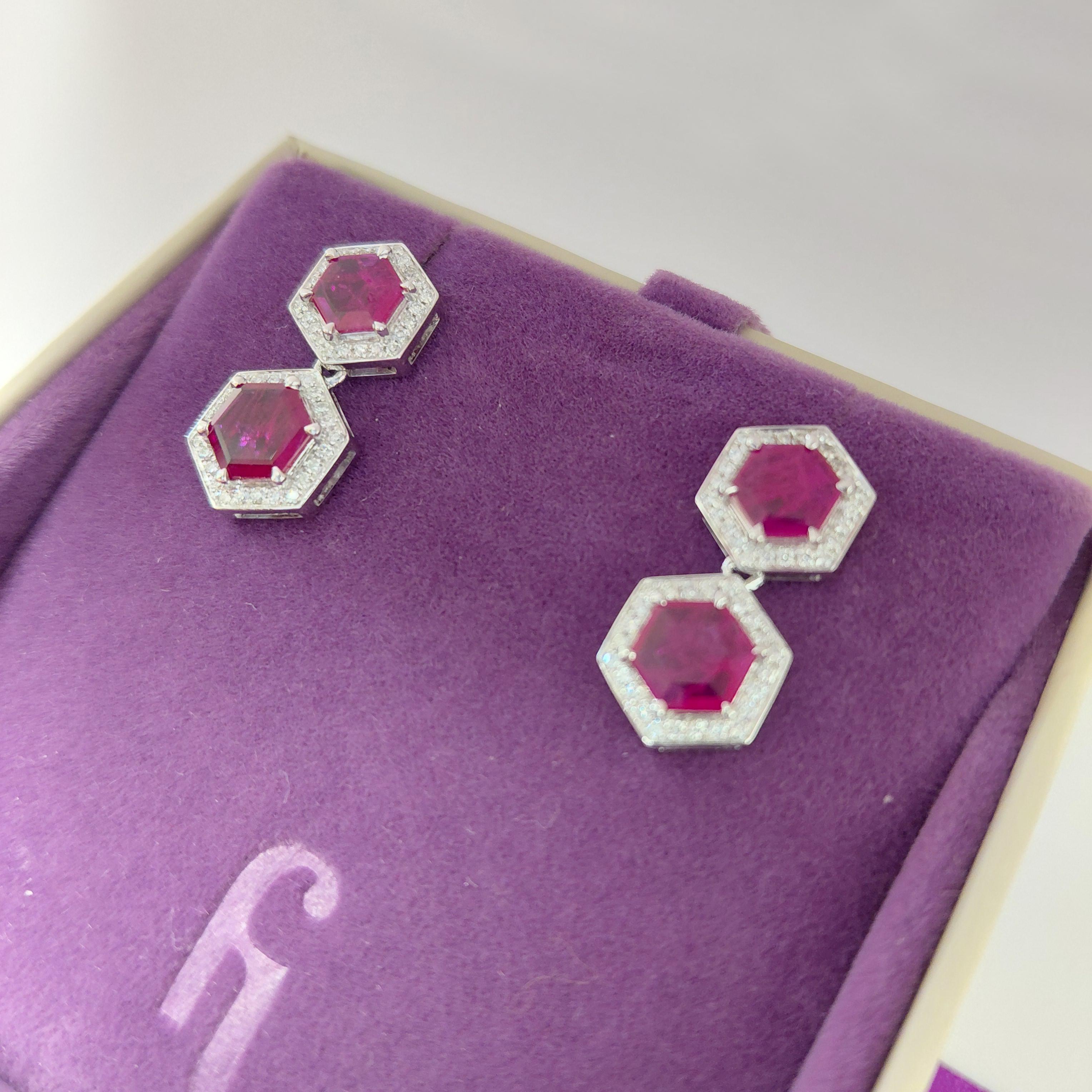 Orecchini a goccia esagonali in platino con diamanti e rubino non riscaldato di Fei Liu In condizioni Nuovo in vendita a Birmingham, GB