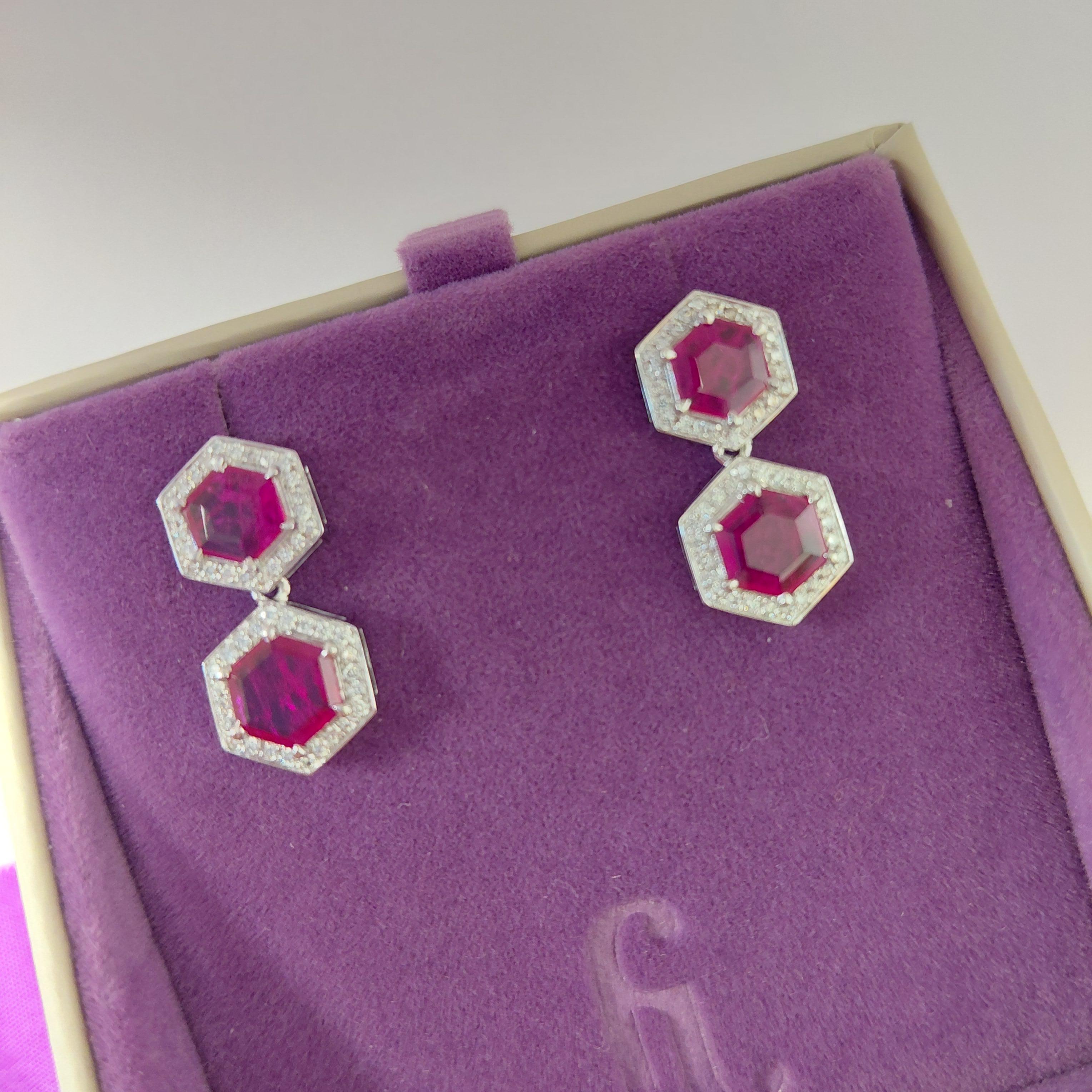 Donna Orecchini a goccia esagonali in platino con diamanti e rubino non riscaldato di Fei Liu in vendita