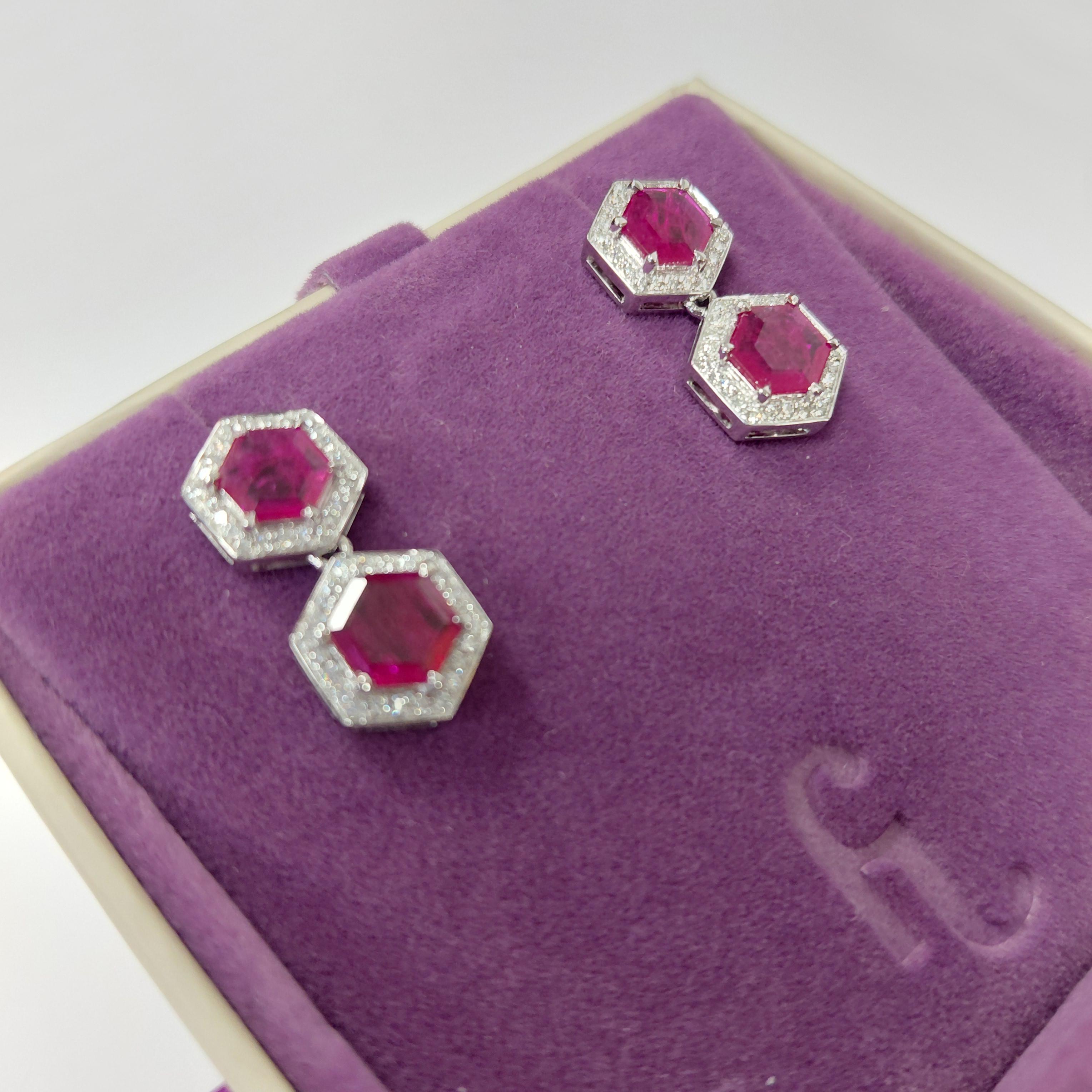 Orecchini a goccia esagonali in platino con diamanti e rubino non riscaldato di Fei Liu in vendita 1