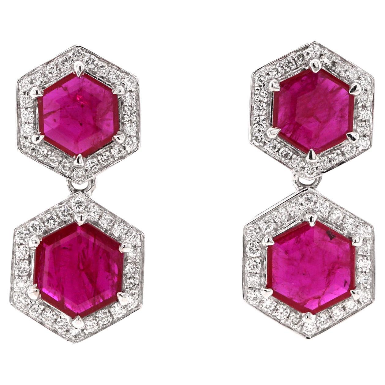 Orecchini a goccia esagonali in platino con diamanti e rubino non riscaldato di Fei Liu in vendita