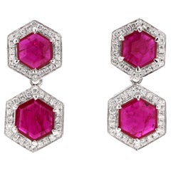 Orecchini a goccia esagonali in platino con diamanti e rubino non riscaldato di Fei Liu