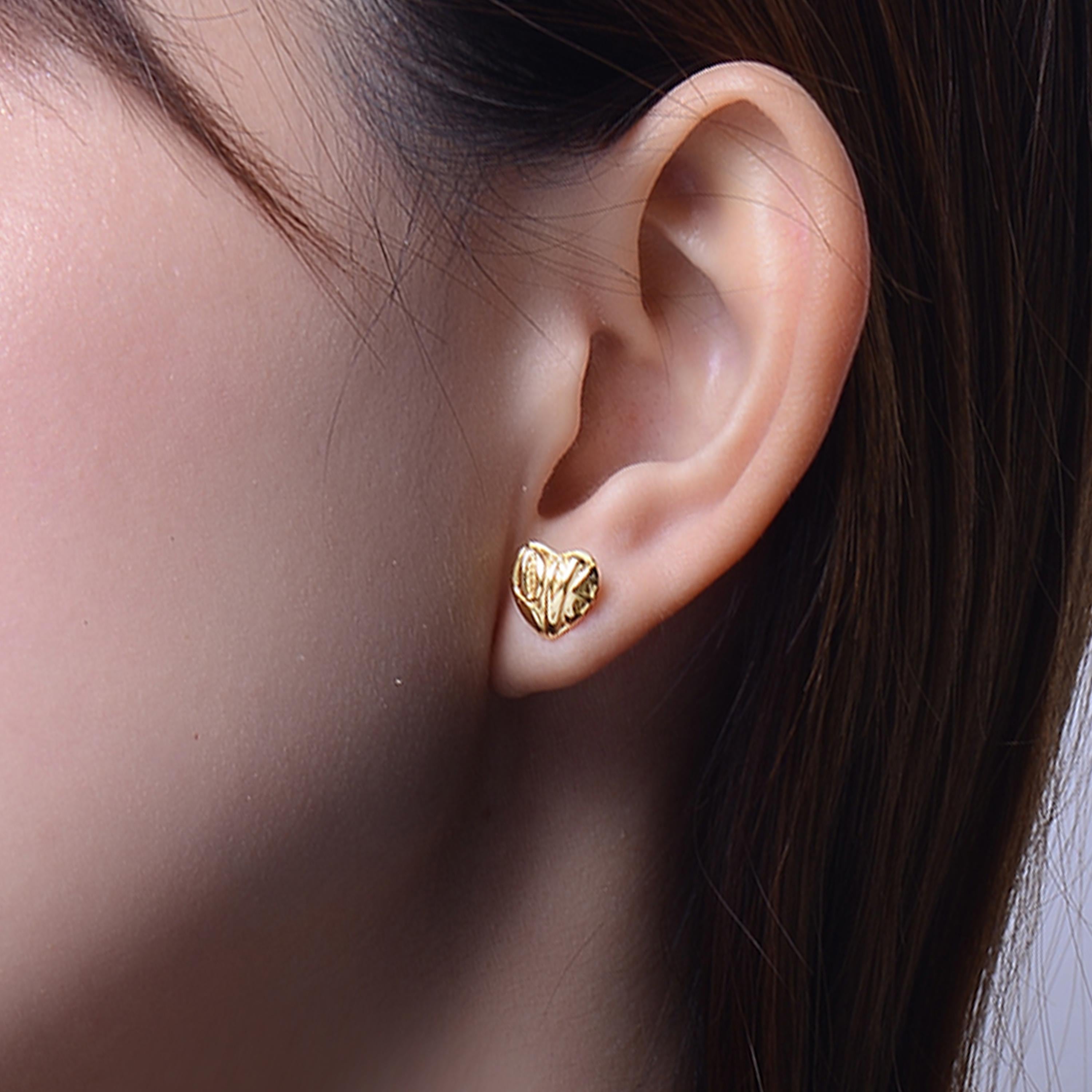 The limited-edition Love Heart Collection is the epitome of love is love, and it knows no bounds. The heart motifs of the Love Heart make for a much-loved gift for Valentine’s Day. These delicate stud earrings are each inscribed with the word