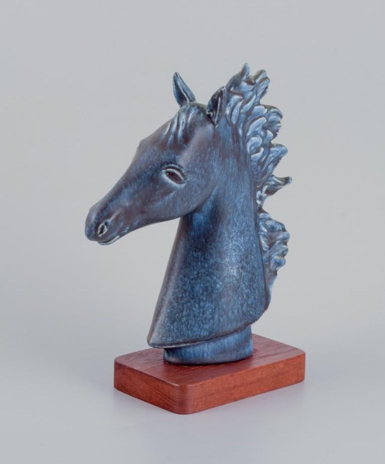 FEJ (Folke og Elsa Jernberg).
Ceramic horse head on a wooden base. Glazed in blue tones.
Sweden, 1960s.
Signed.
In perfect condition.
Dimensions: Height 27.0 cm x Diameter 22.0 cm.