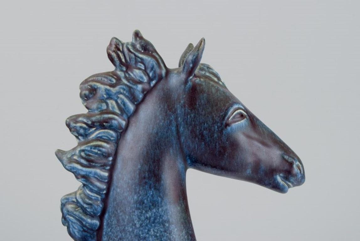 FEJ (Folke og Elsa Jernberg) Ceramic horse head on a wooden base. In Excellent Condition For Sale In Copenhagen, DK