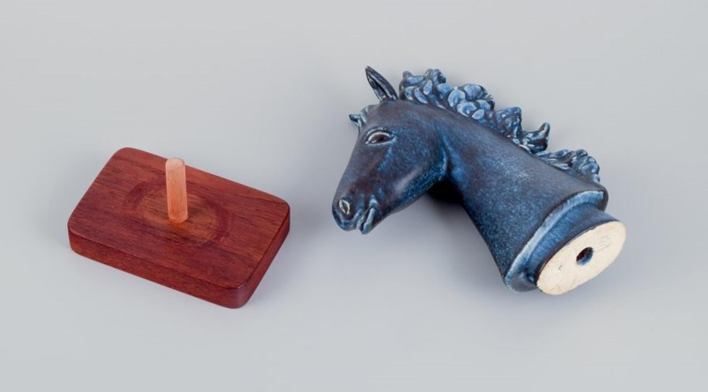 Milieu du XXe siècle Tête de cheval en céramique FEJ (Folke og Elsa Jernberg) sur une base en bois. en vente