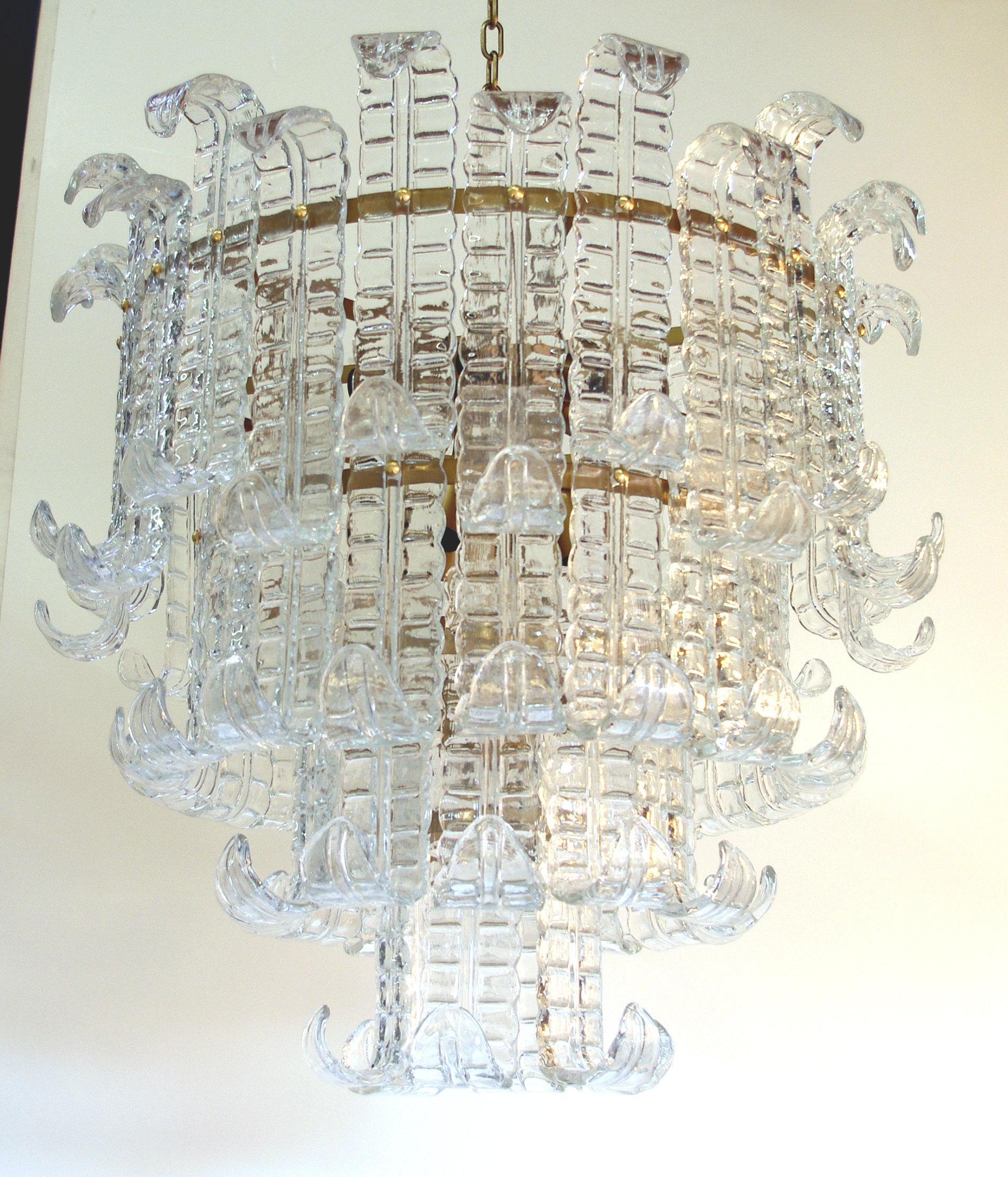 Lampadario italiano con quattro livelli di vetri trasparenti soffiati a mano di Murano Felci montati su una struttura in metallo con finitura bronzata, di Fabio Ltd / Made in Italy
10 luci / tipo E26 o E27 / max 60W ciascuna
Misure: Diametro: 31,5