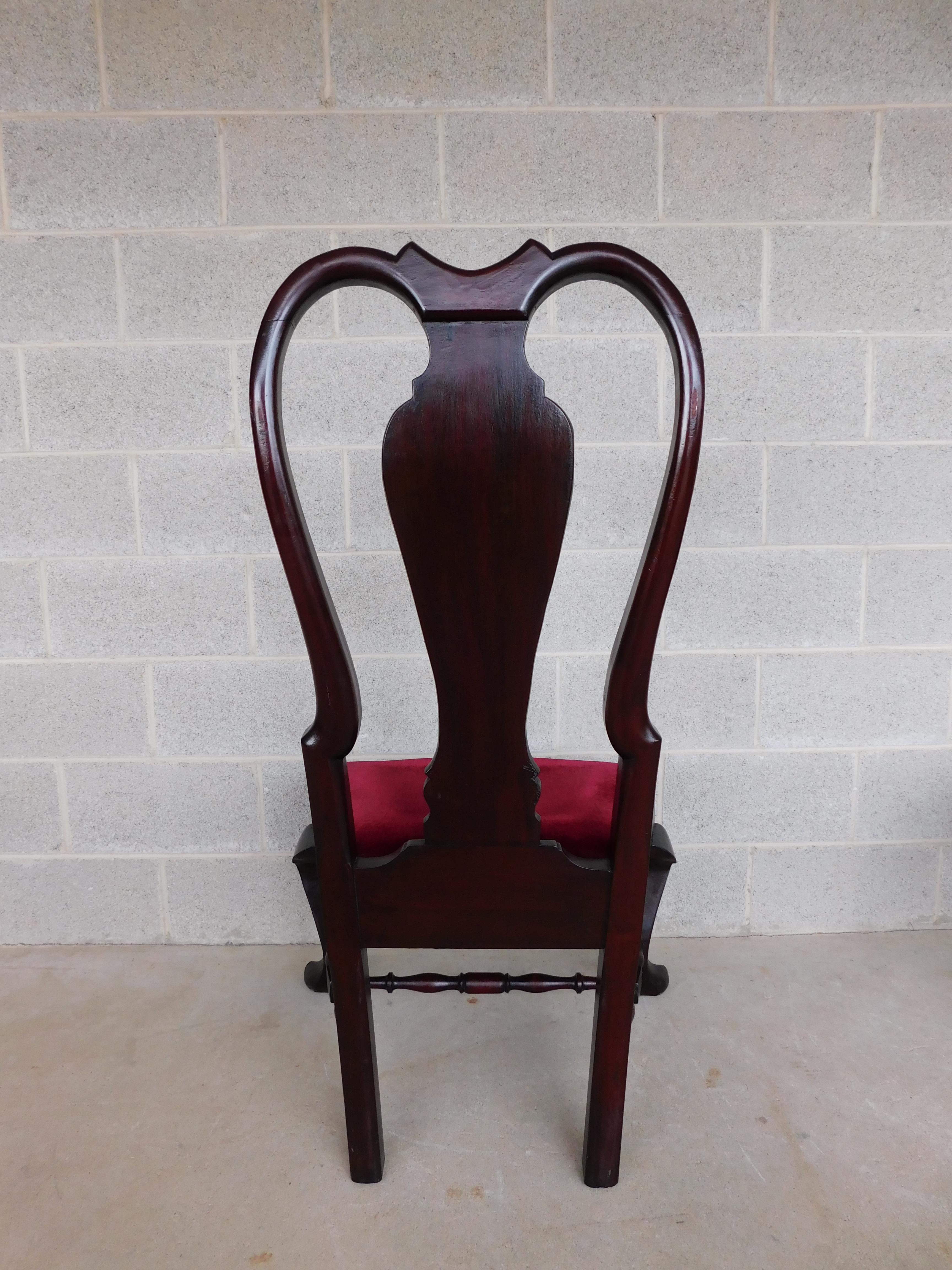 Paire de chaises de cheminée Feldenkreis de style Queen Anne surdimensionnées en acajou en vente 5