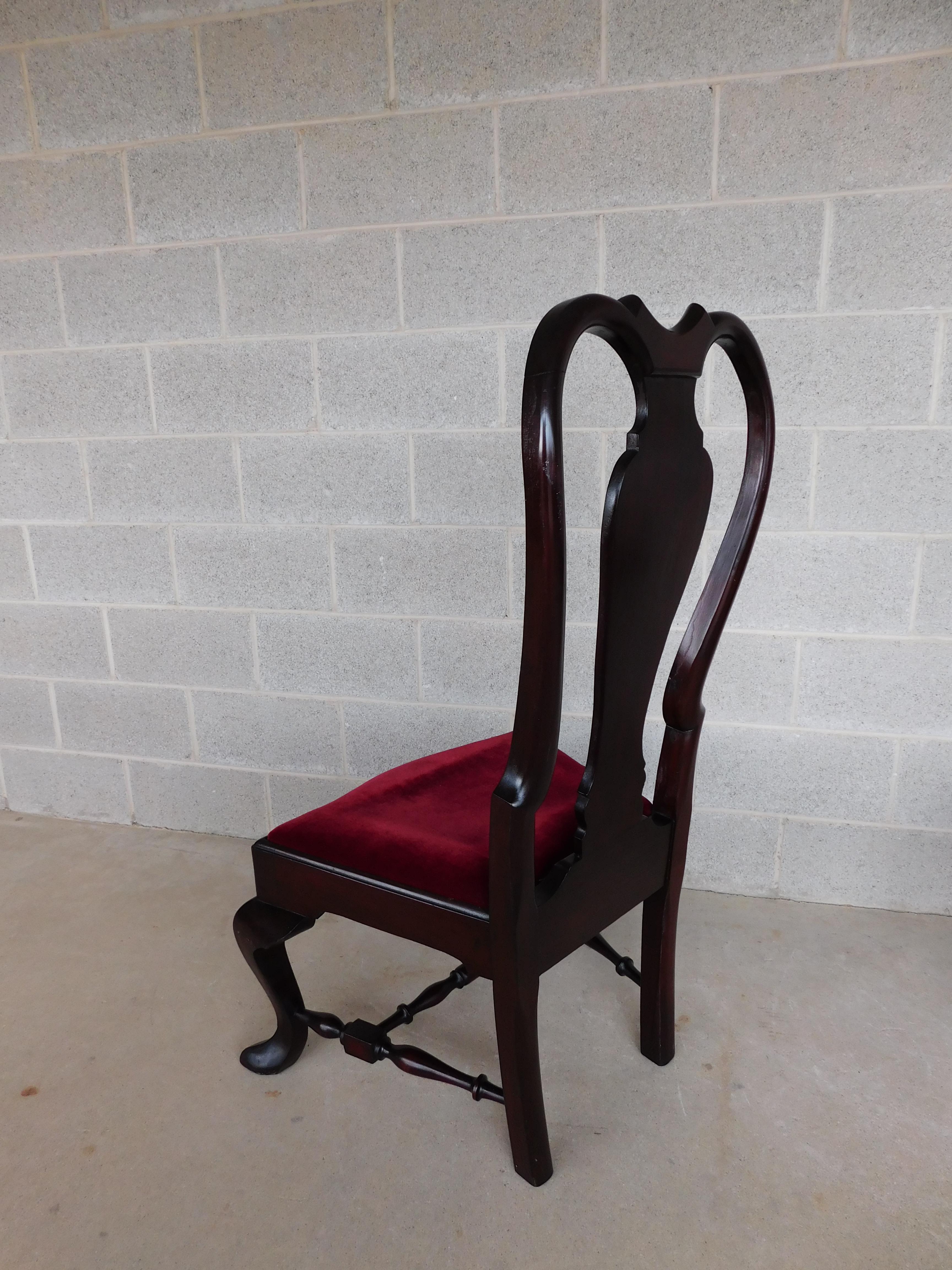 Paire de chaises de cheminée Feldenkreis de style Queen Anne surdimensionnées en acajou en vente 6