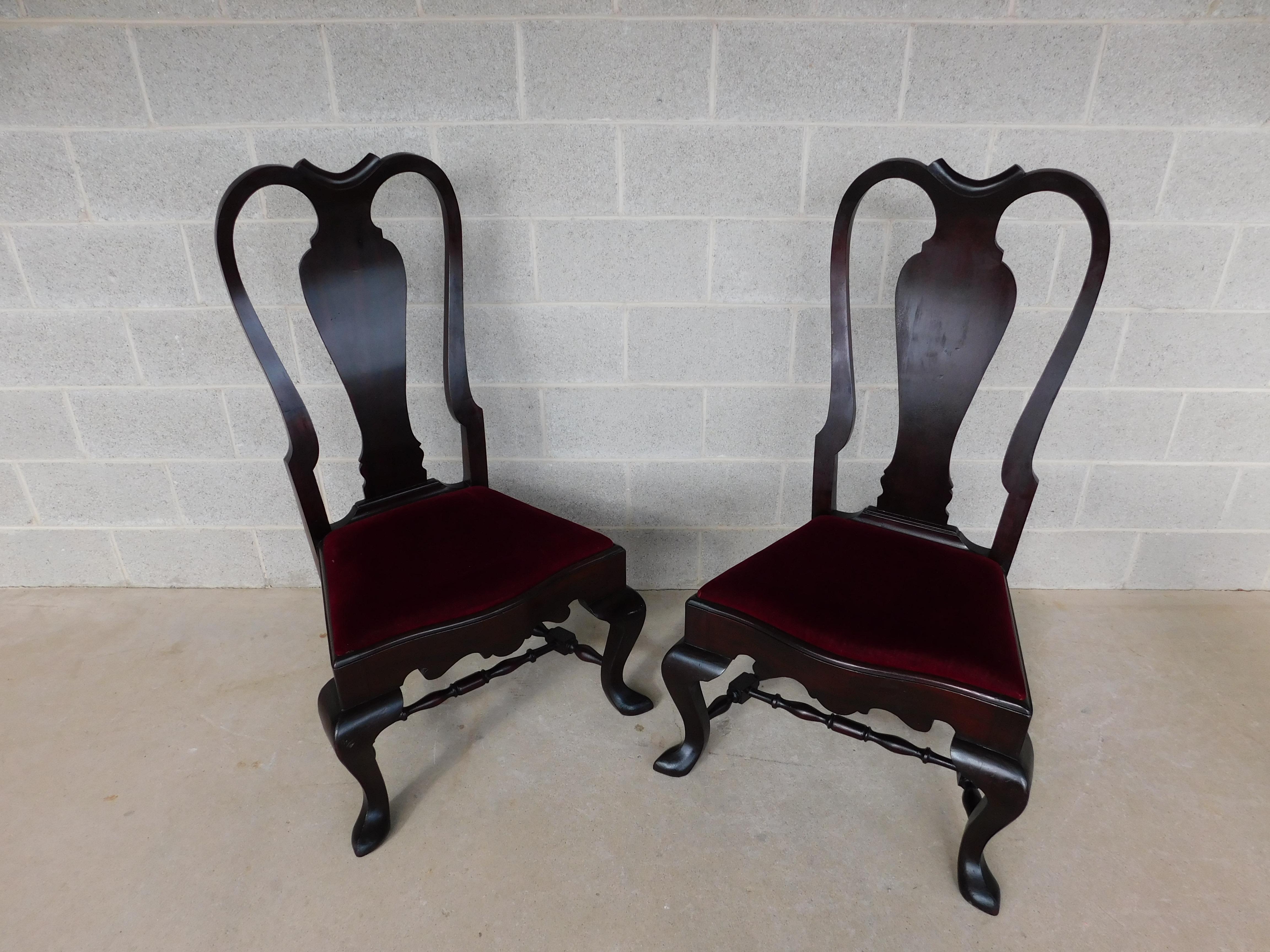 Paire de chaises de cheminée Feldenkreis de style Queen Anne surdimensionnées en acajou en vente 13