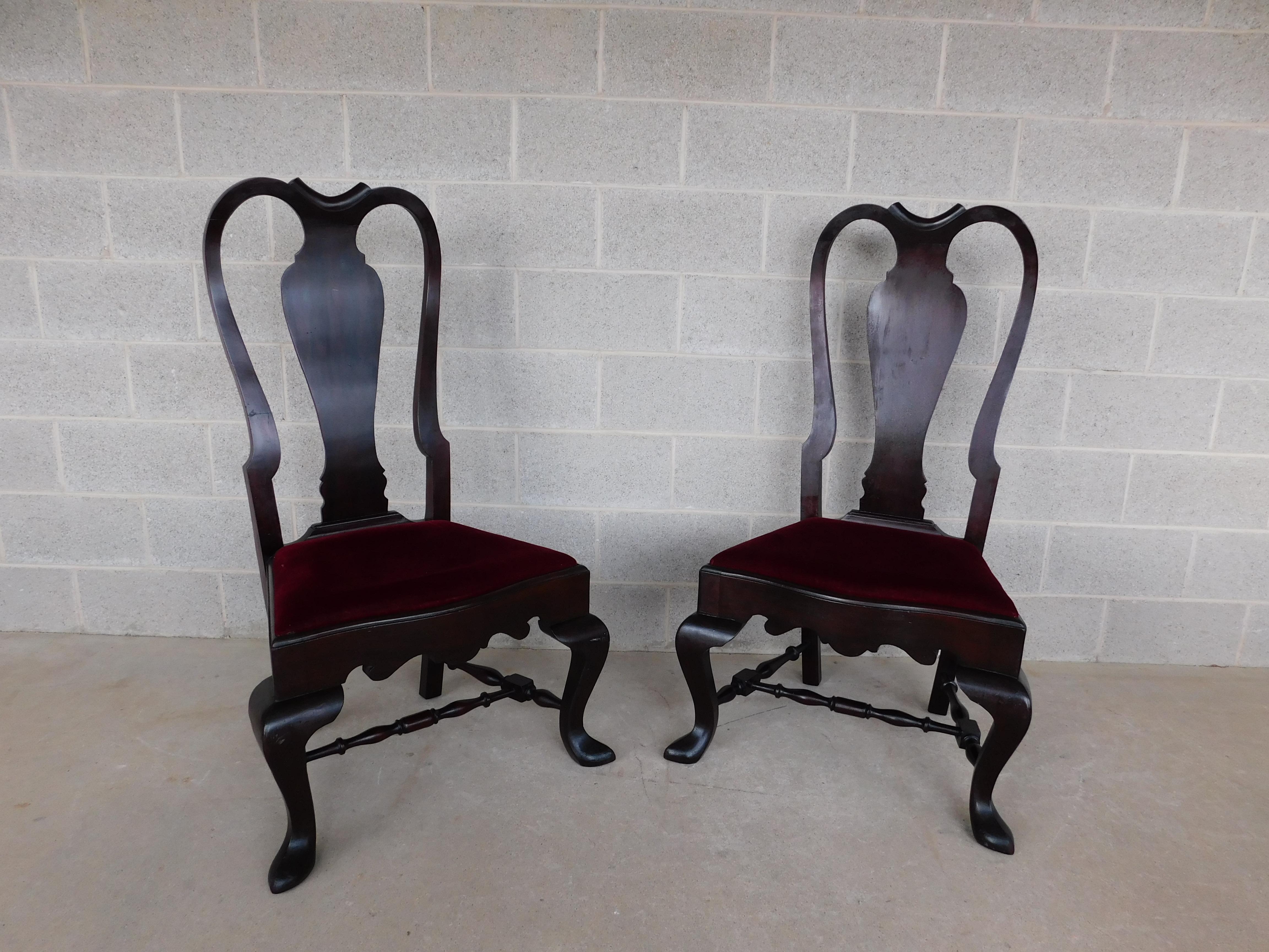 Américain Paire de chaises de cheminée Feldenkreis de style Queen Anne surdimensionnées en acajou en vente