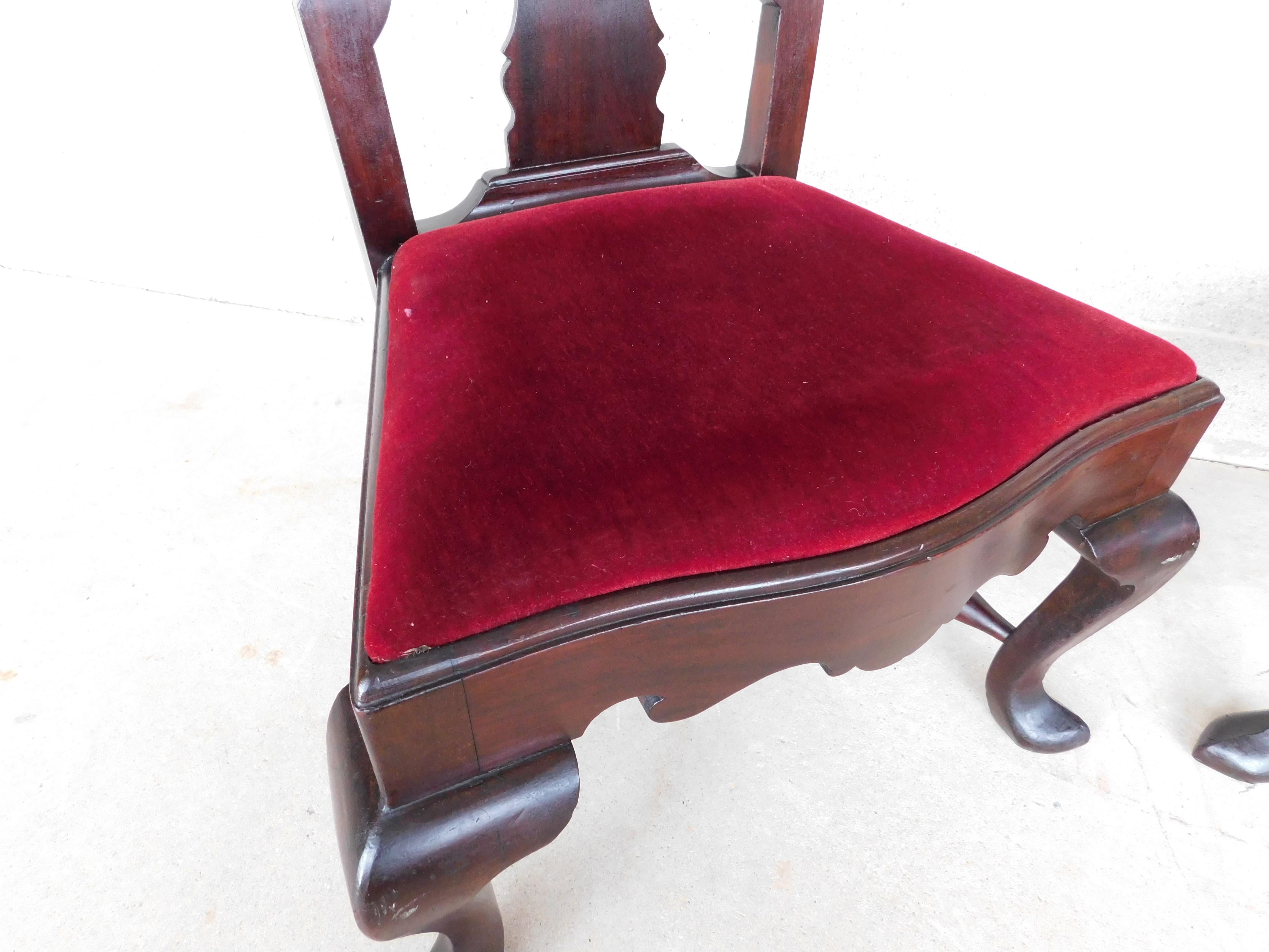 Paire de chaises de cheminée Feldenkreis de style Queen Anne surdimensionnées en acajou en vente 1