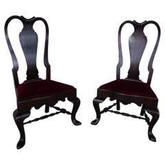 Paire de chaises de cheminée Feldenkreis de style Queen Anne surdimensionnées en acajou