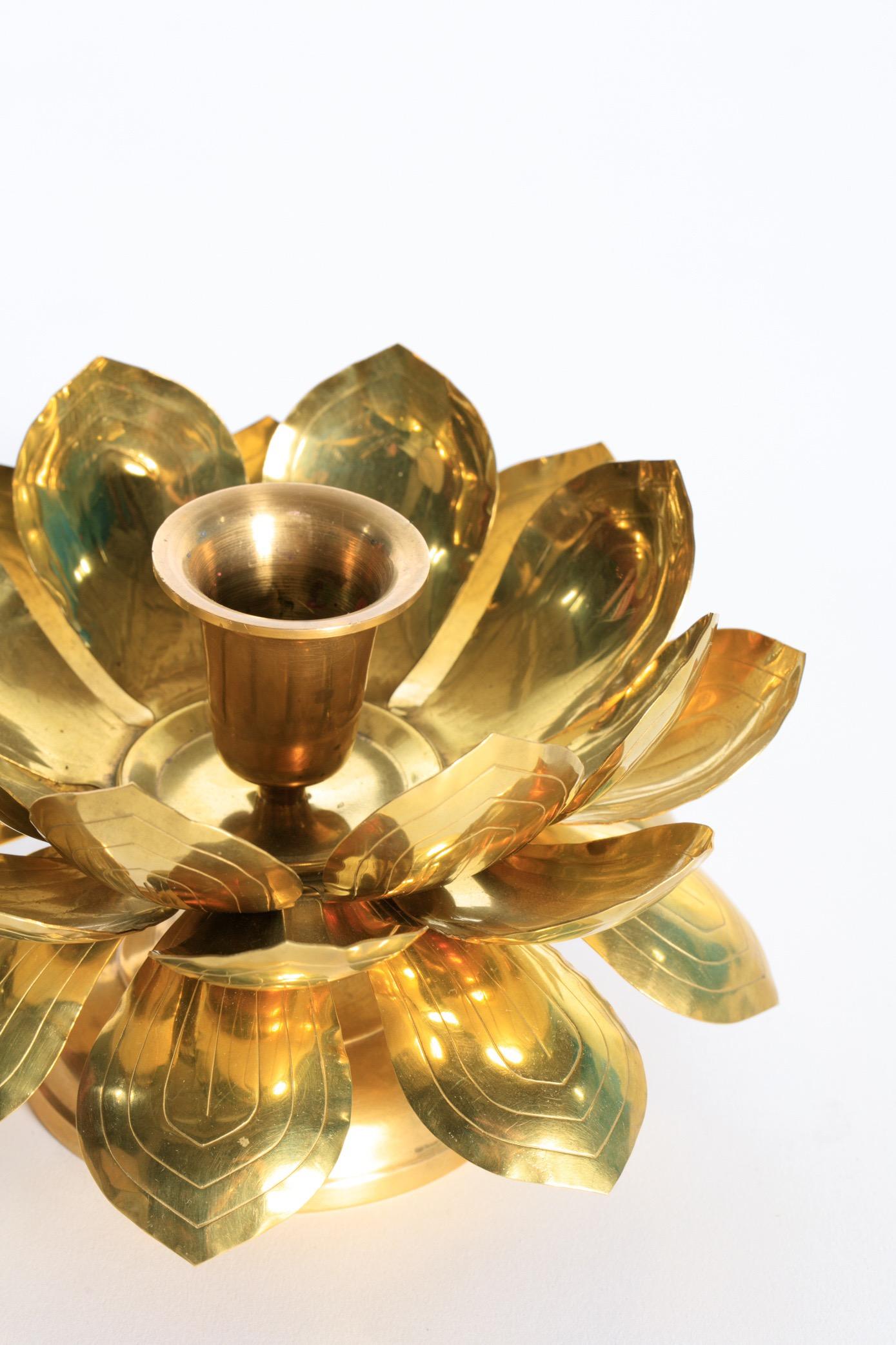 Feldman Lotus-Kerzenhalter aus Messing im Stil von Parzinger (Hollywood Regency) im Angebot