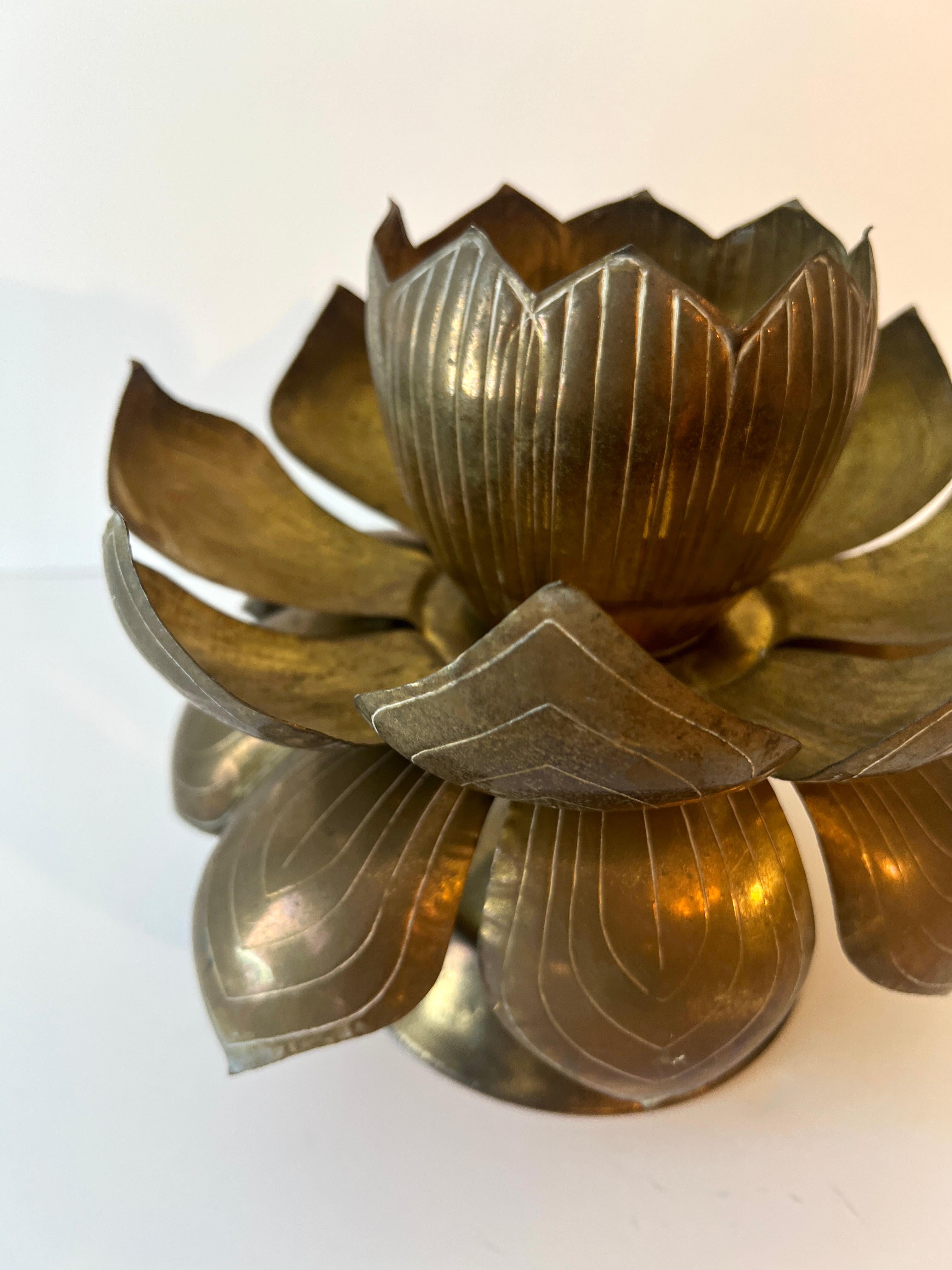 Feldman Lotusblumen-Kerzenhalter aus Messing (Moderne der Mitte des Jahrhunderts) im Angebot