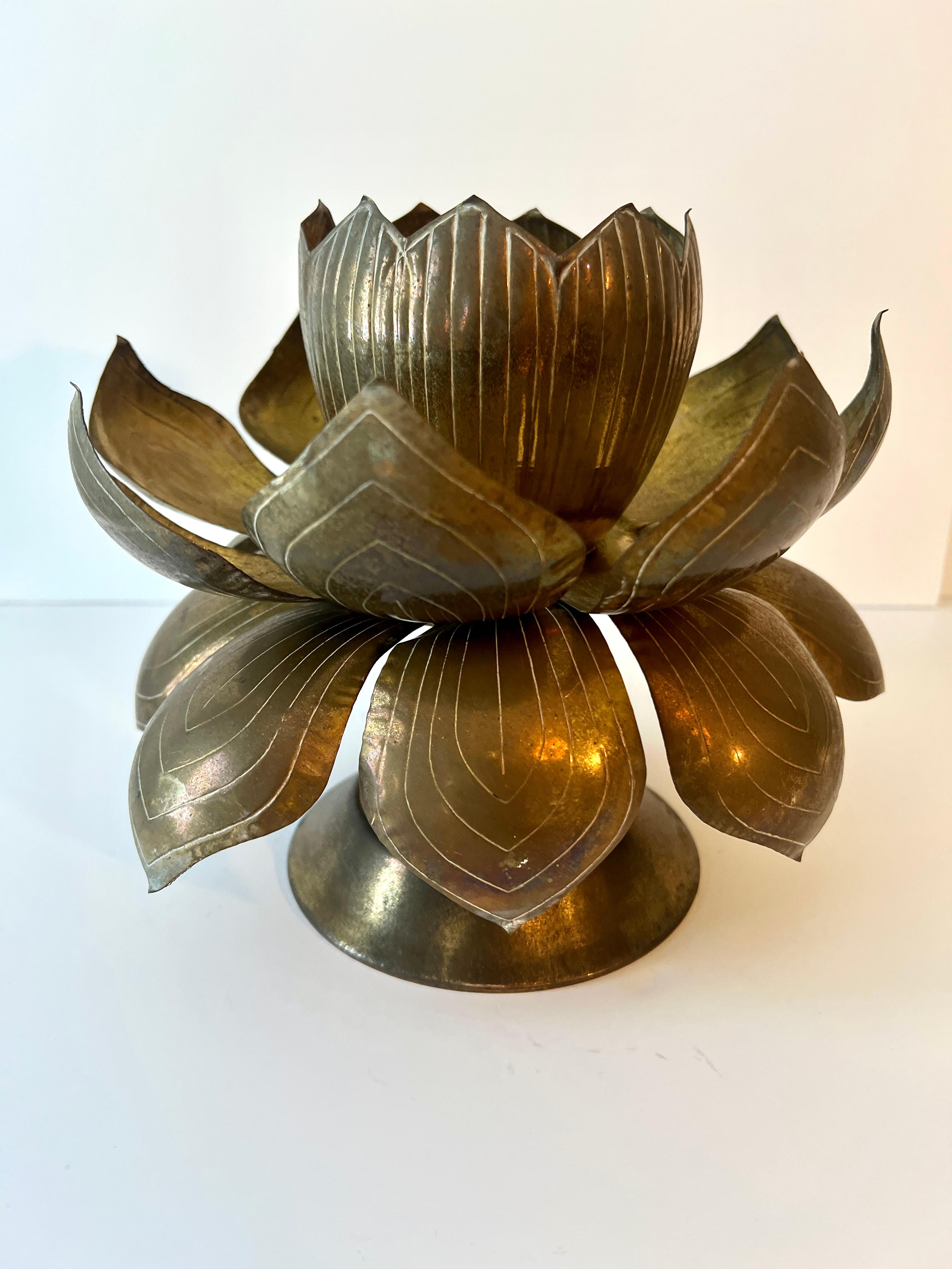 Feldman Lotusblumen-Kerzenhalter aus Messing im Zustand „Gut“ im Angebot in Los Angeles, CA