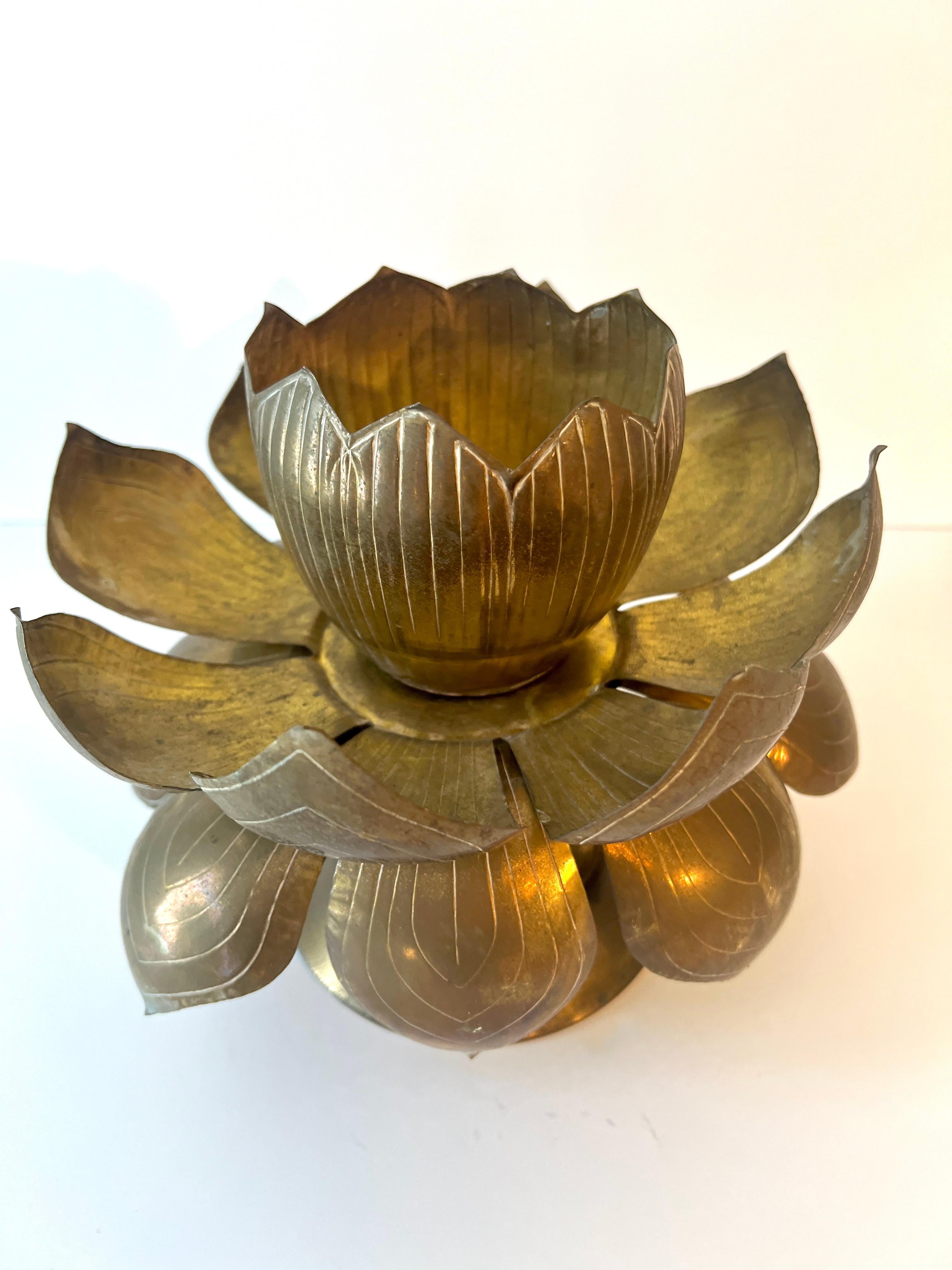 Feldman Lotusblumen-Kerzenhalter aus Messing im Angebot 1