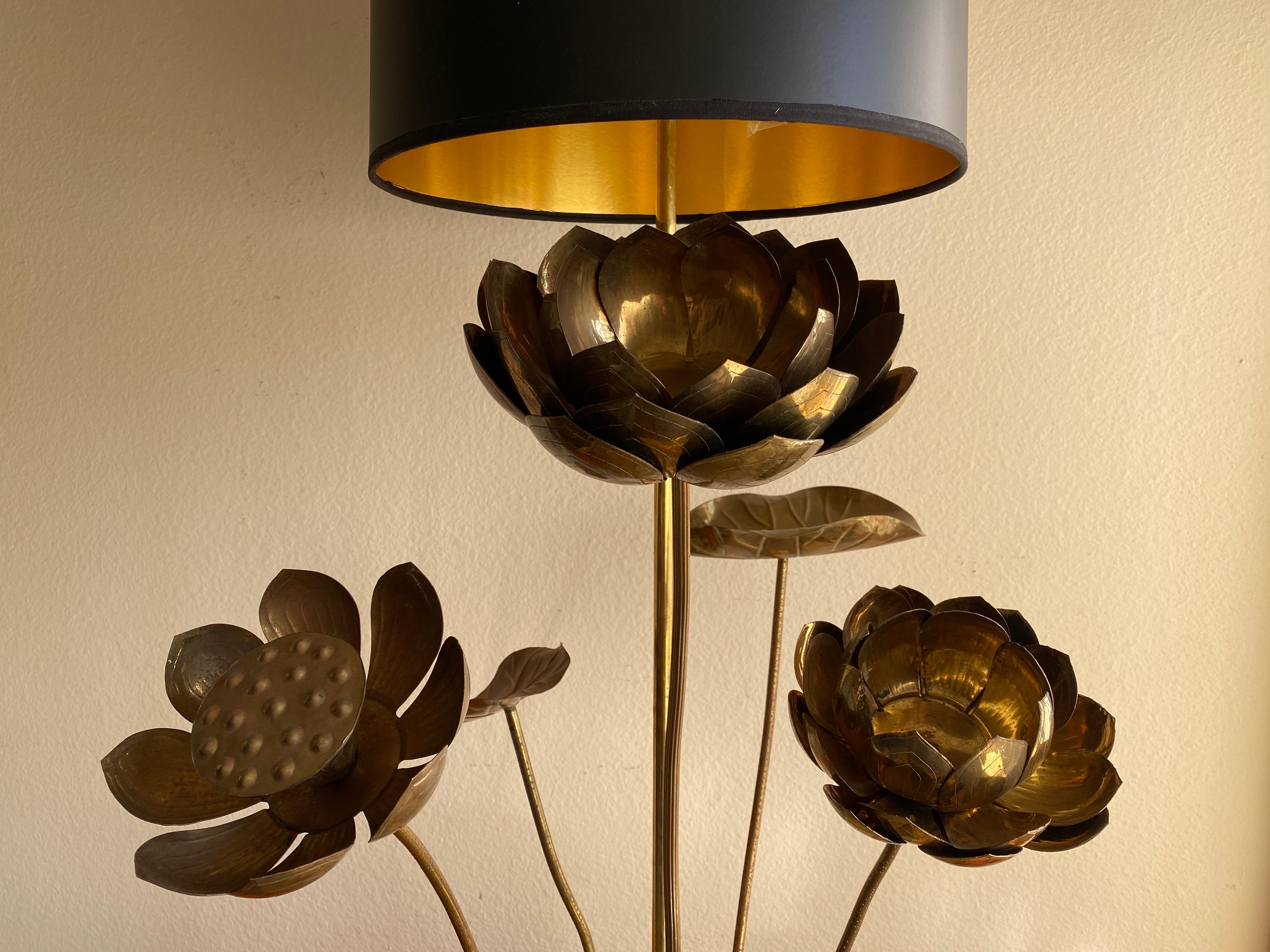 Lampe pot à fleurs lotus en laiton attribuée à Feldman Lighting Co. L'abat-jour n'est pas inclus.