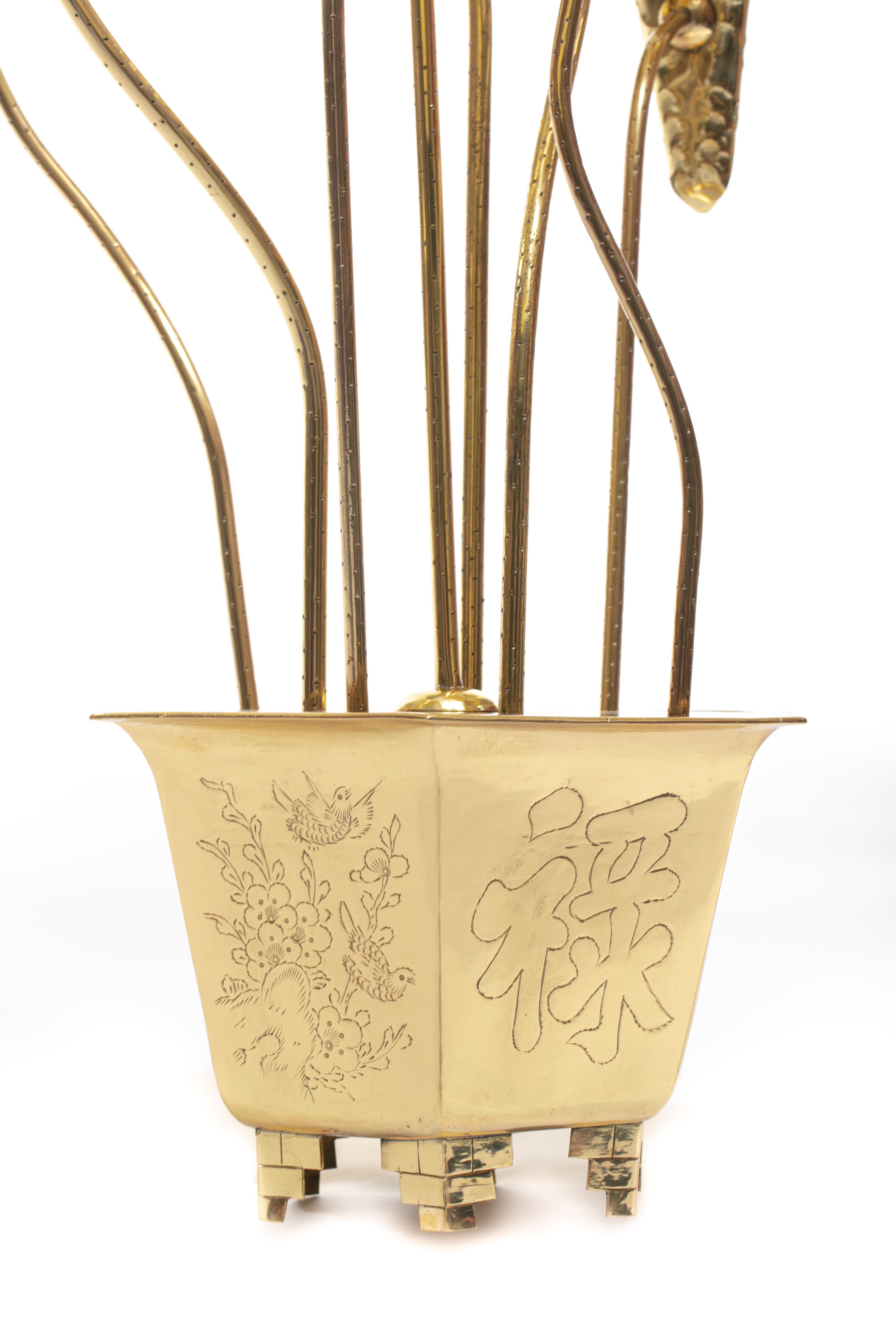 Hong Kong Feldman - Sculpture de bouquet de lotus réglable en laiton de style chinoiseries, vers 1970 en vente