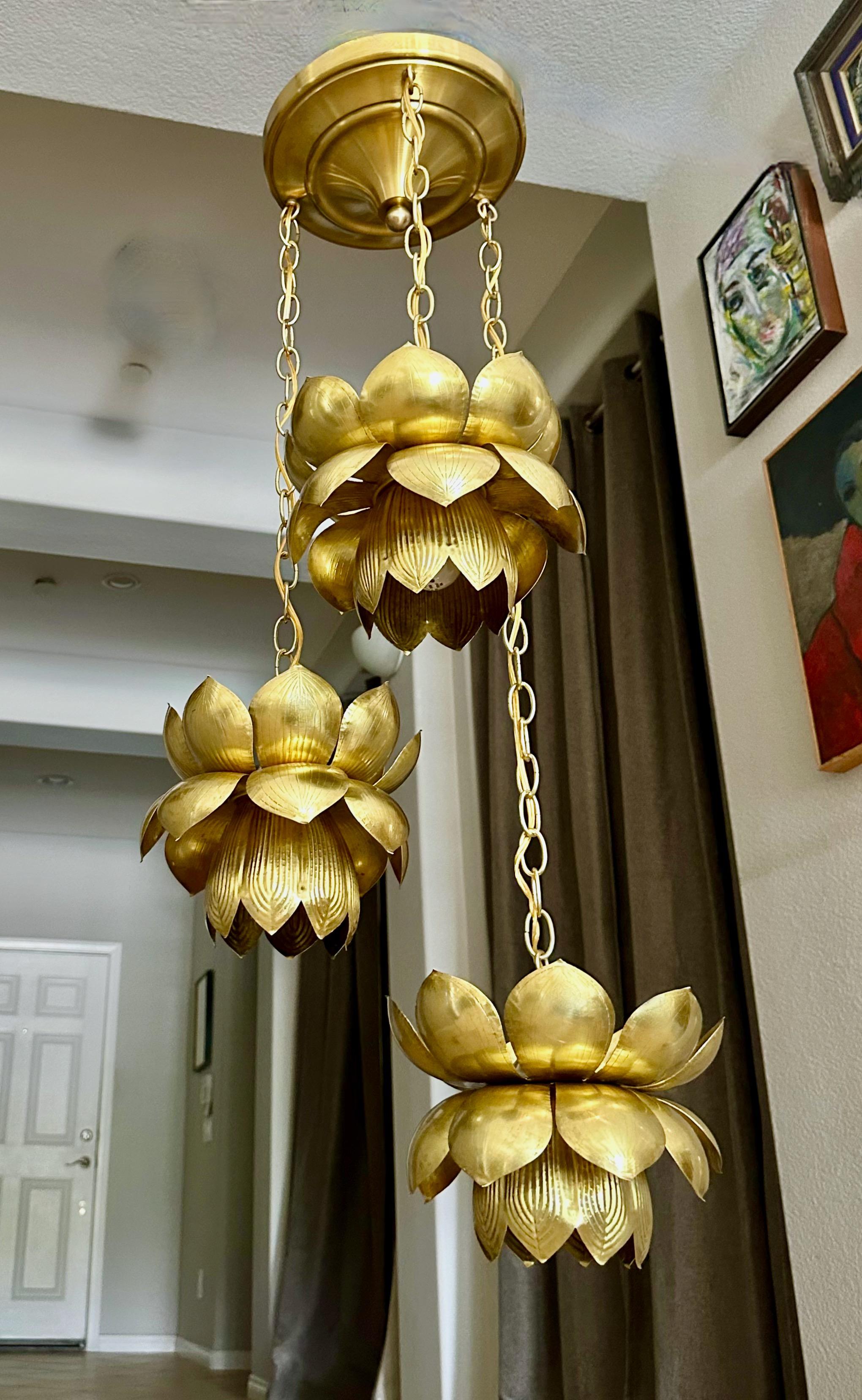 Thio (trois) lustre suspendu à lumière de lotus en laiton par The Feldman Company, Los Angeles. Nouvellement recâblé. Dimensions : Chaque lotus mesure 10
