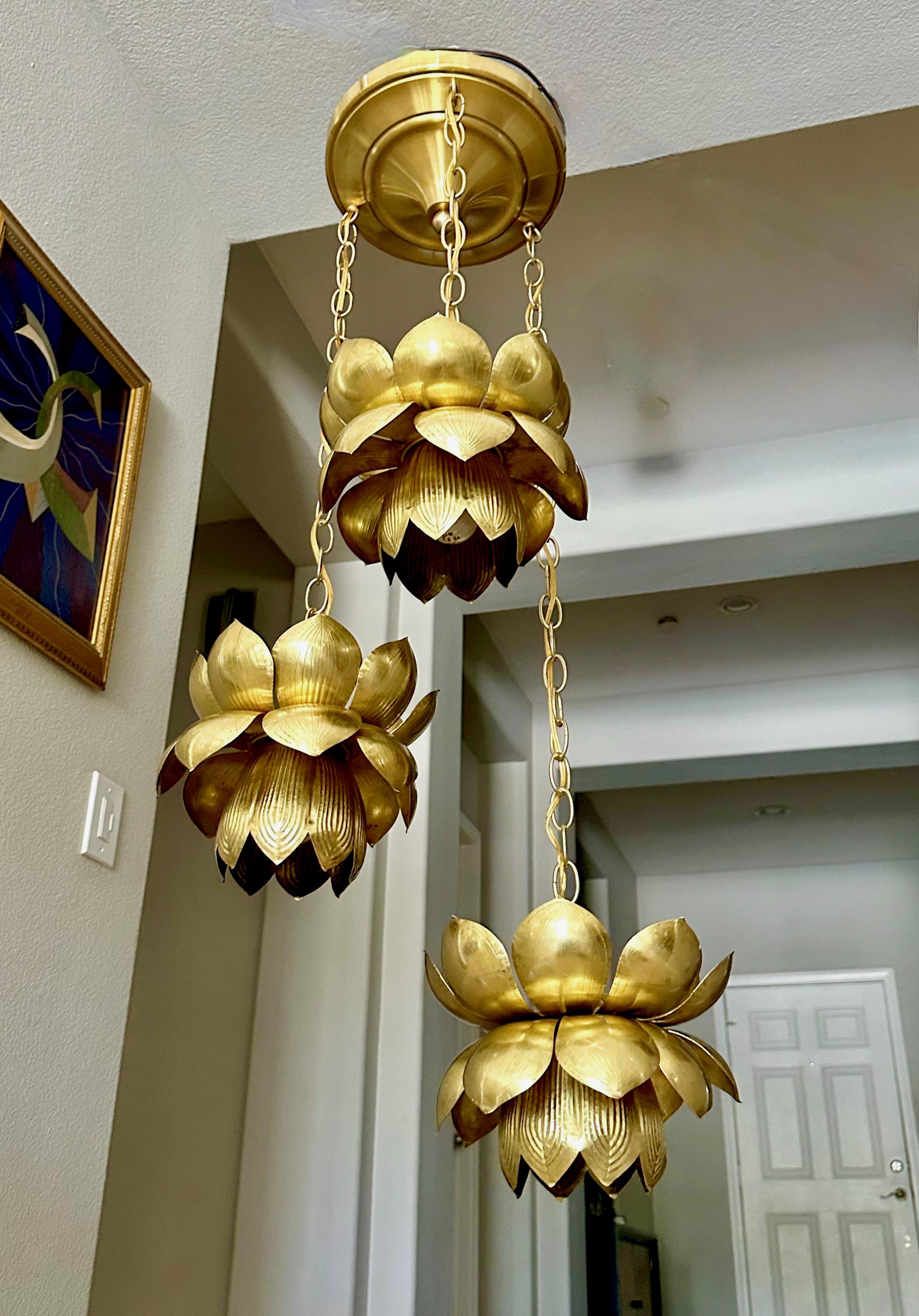 Nord-américain Feldman Trio 3 lampe à suspension lotus en laiton en vente