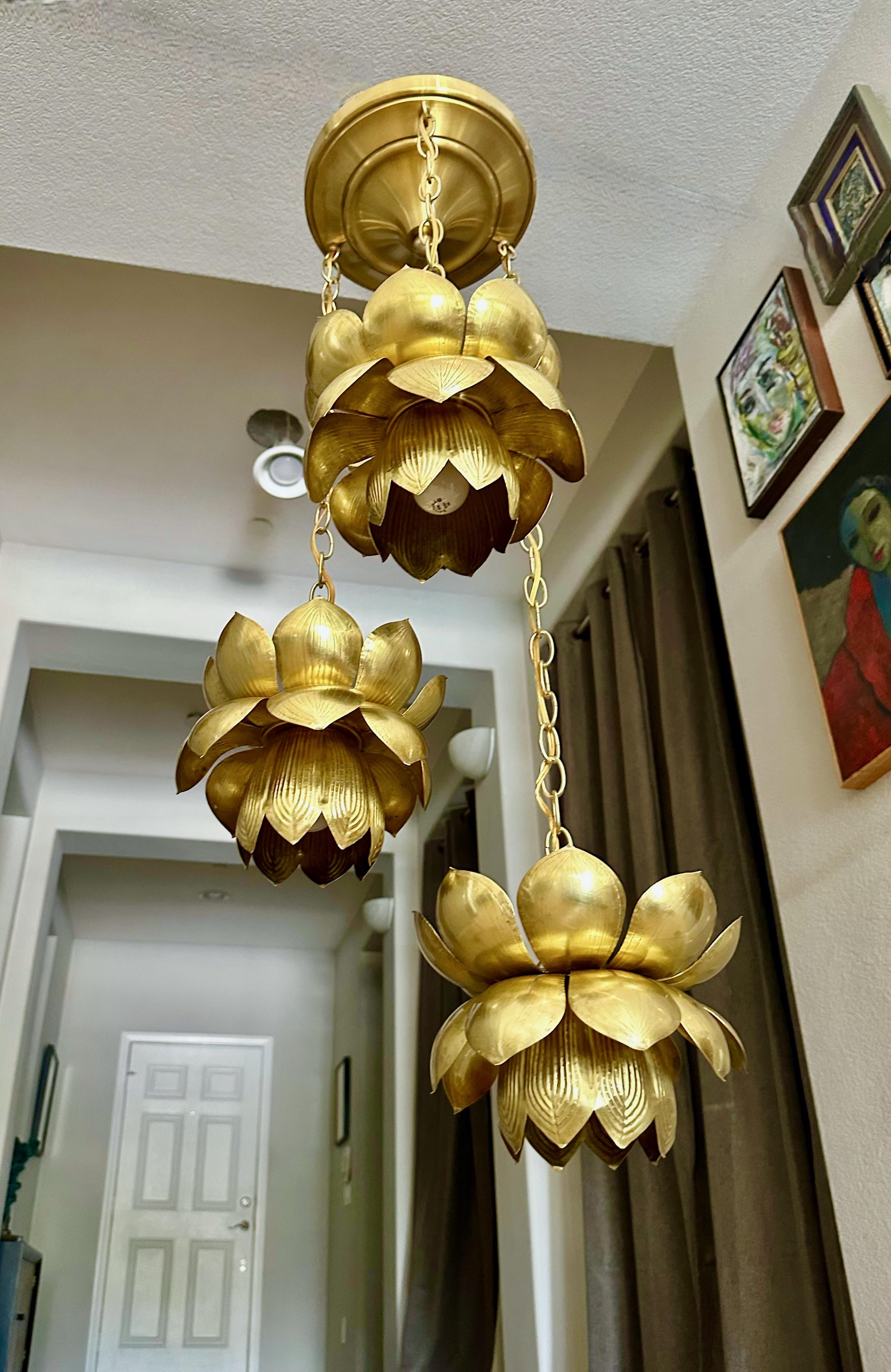 Milieu du XXe siècle Feldman Trio 3 lampe à suspension lotus en laiton en vente