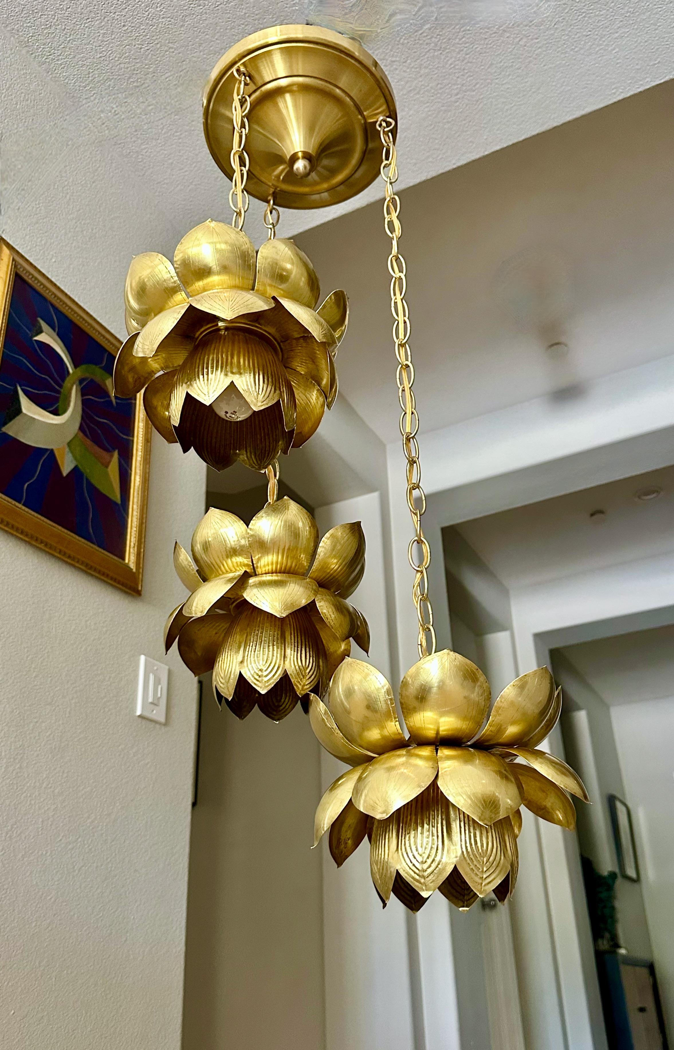 Laiton Feldman Trio 3 lampe à suspension lotus en laiton en vente