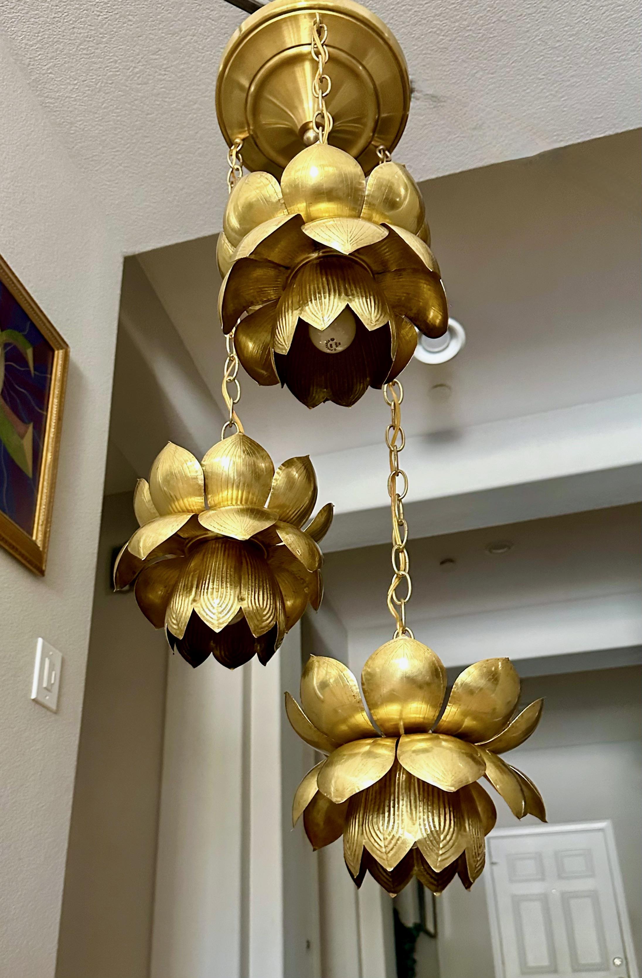 Feldman Trio 3 lampe à suspension lotus en laiton en vente 1