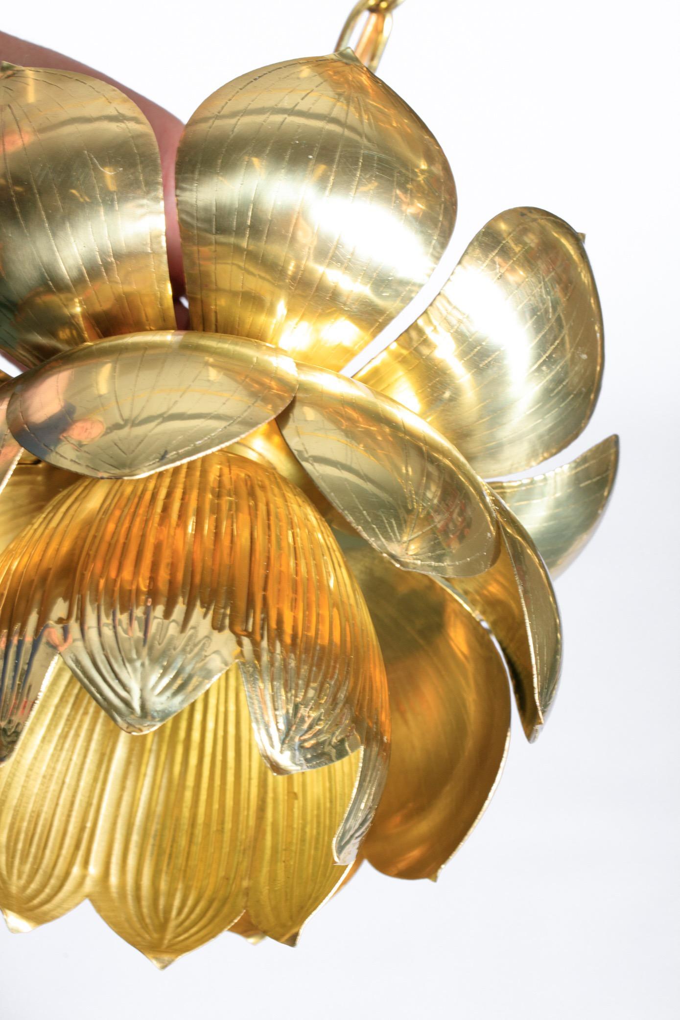 Polie et laquée par des professionnels pour conserver l'éclat actuel du laiton, cette magnifique et douce suspension en forme de lotus a été conçue et fabriquée par la Feldman Lighting Company dans les années 1960 et est la plus rare des suspensions