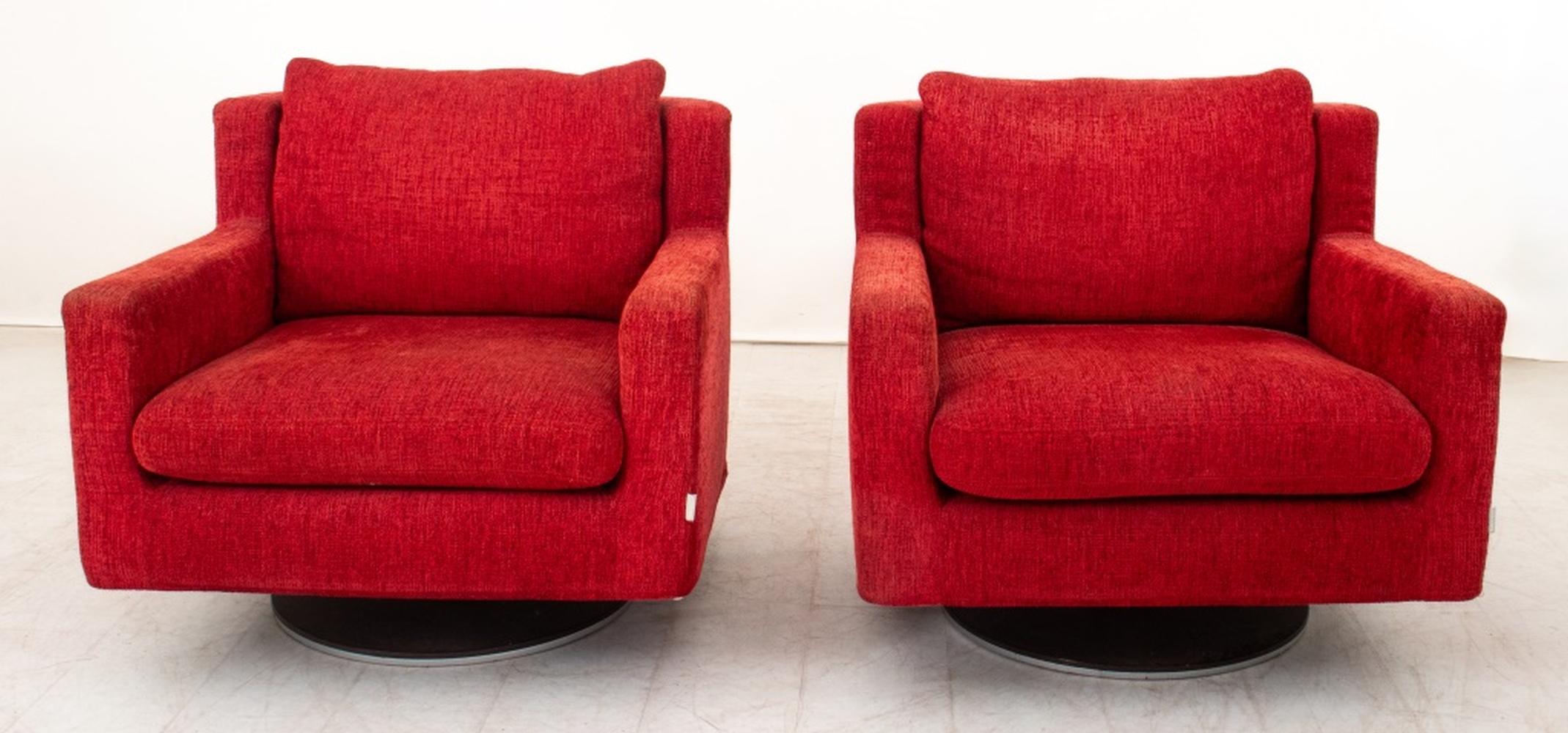 Paire de fauteuils club pivotants recouverts de chenille rouge de Felicerossi, reposant sur des piétements métalliques rotatifs, avec étiquettes 