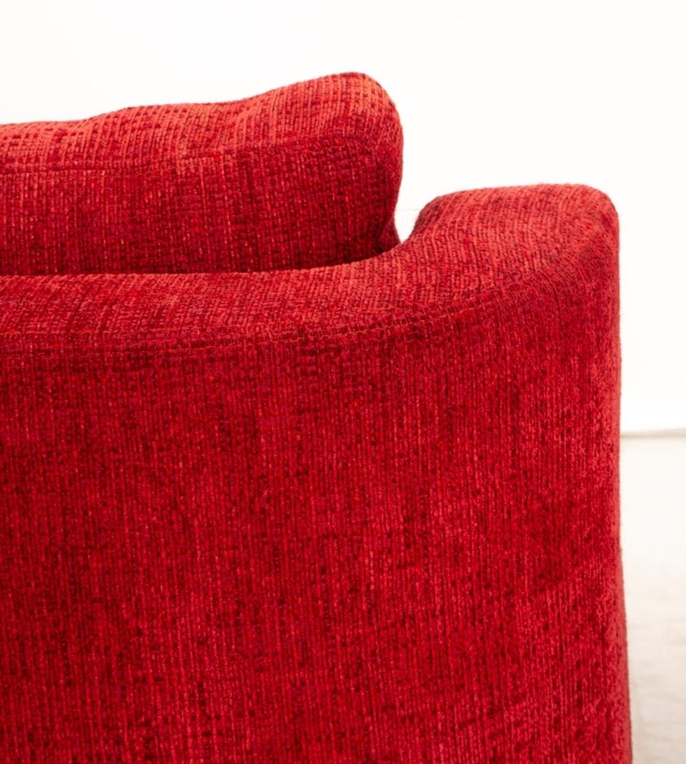 Felicerossi chaises club pivotantes en chenille rouge, paire Bon état - En vente à Astoria, NY
