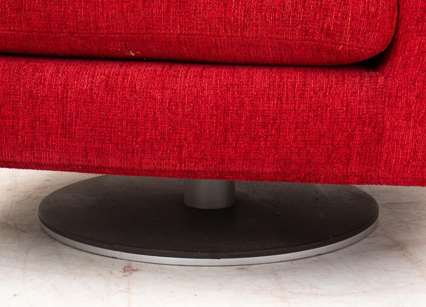 Métal Felicerossi chaises club pivotantes en chenille rouge, paire en vente