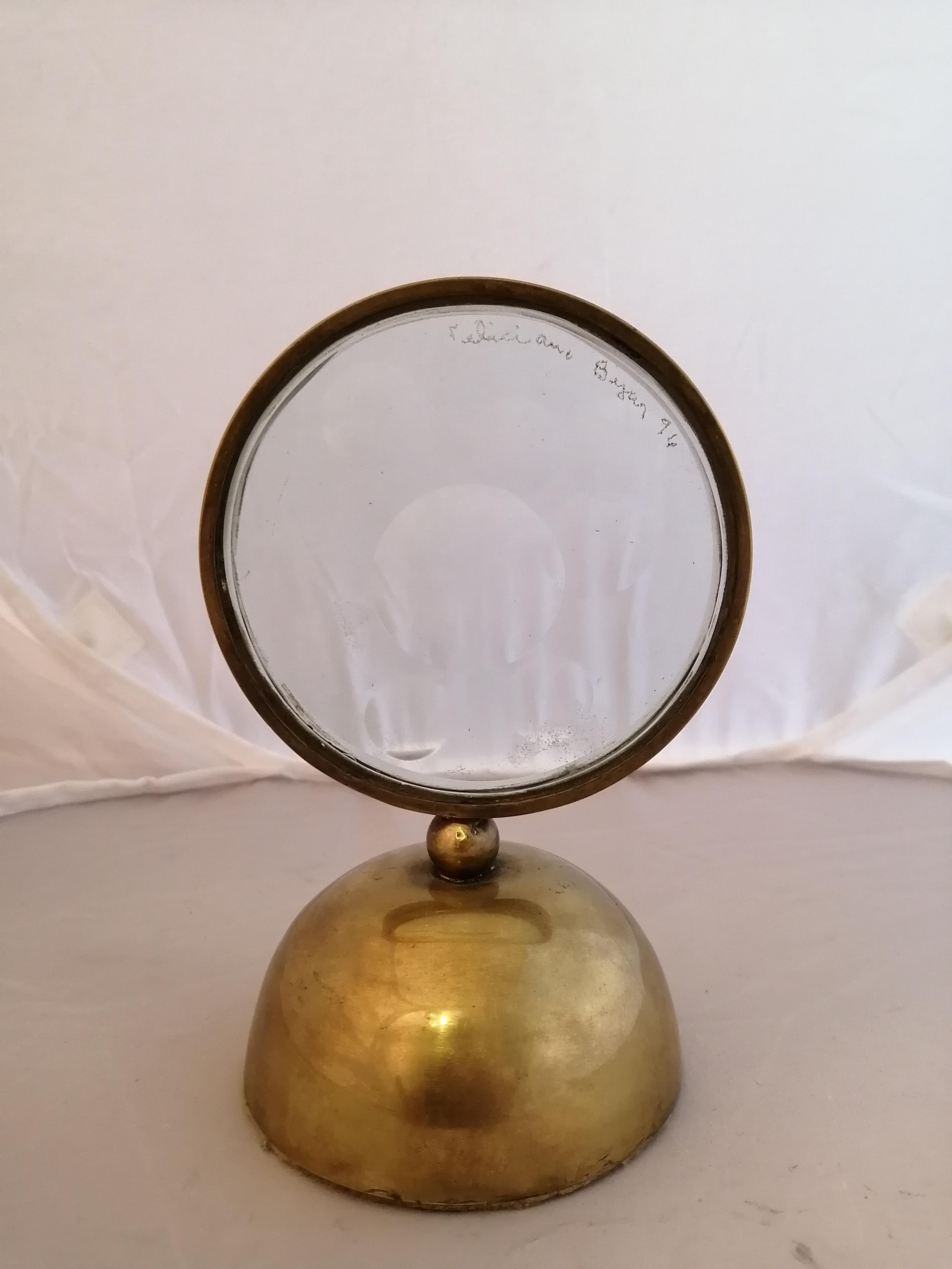 Brass and cut glass magiscope sculpture by Mexican artist Feliciano Béjar. The cut glass magiscope is signed and dated 96 over a half sphere base.

Cut glass' diameter: 8.6 cm. Ø (3.37 in. Ø).