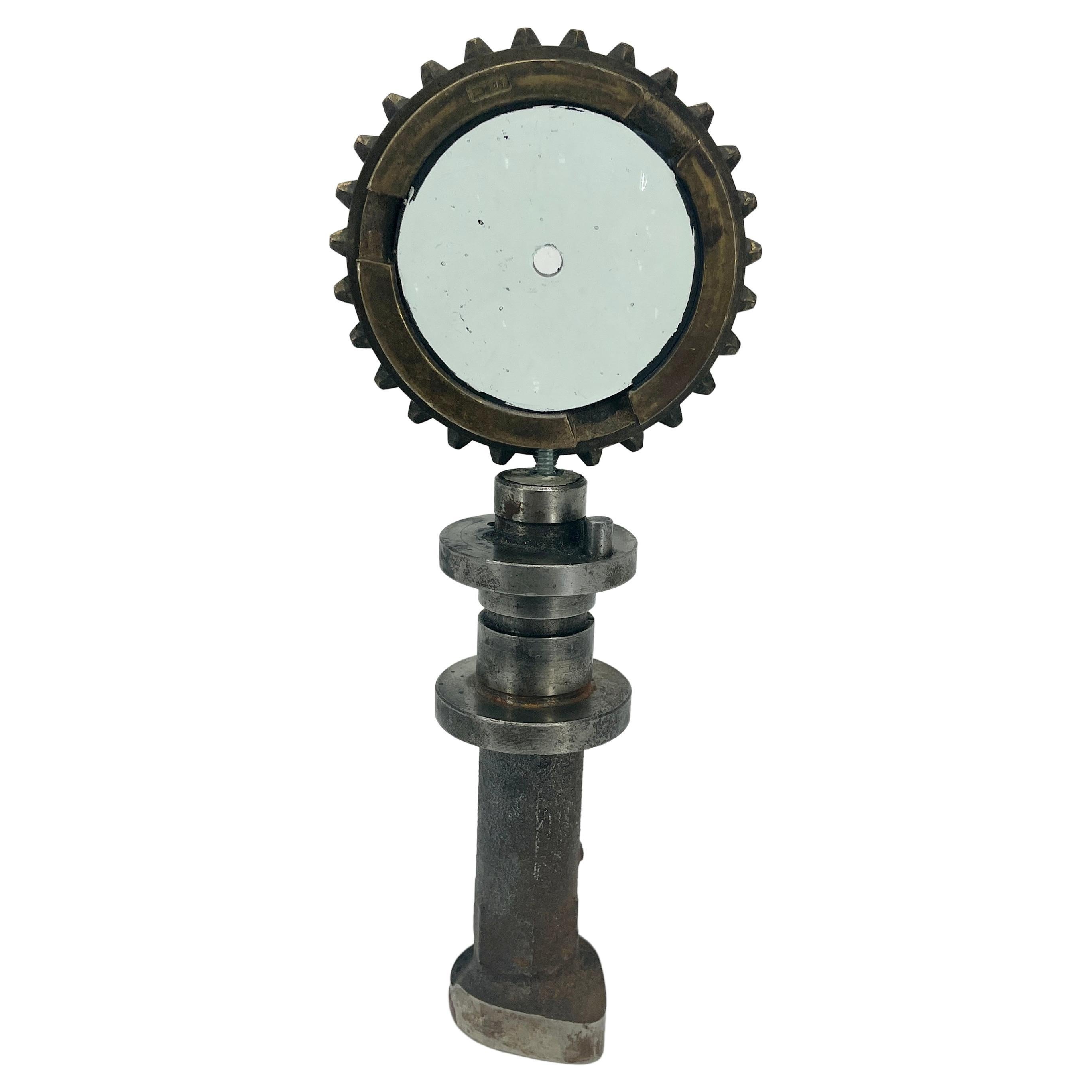 Piccolo oggetto d'arte da tavolo firmato Feliciano Béjar. 
L'artista e scultore messicano Feliciano Béjar ha realizzato a mano bellissimi pezzi decorativi in vetro industriale, ottone e acciaio. 
Le sue sculture che vanno dagli anni '60 agli anni