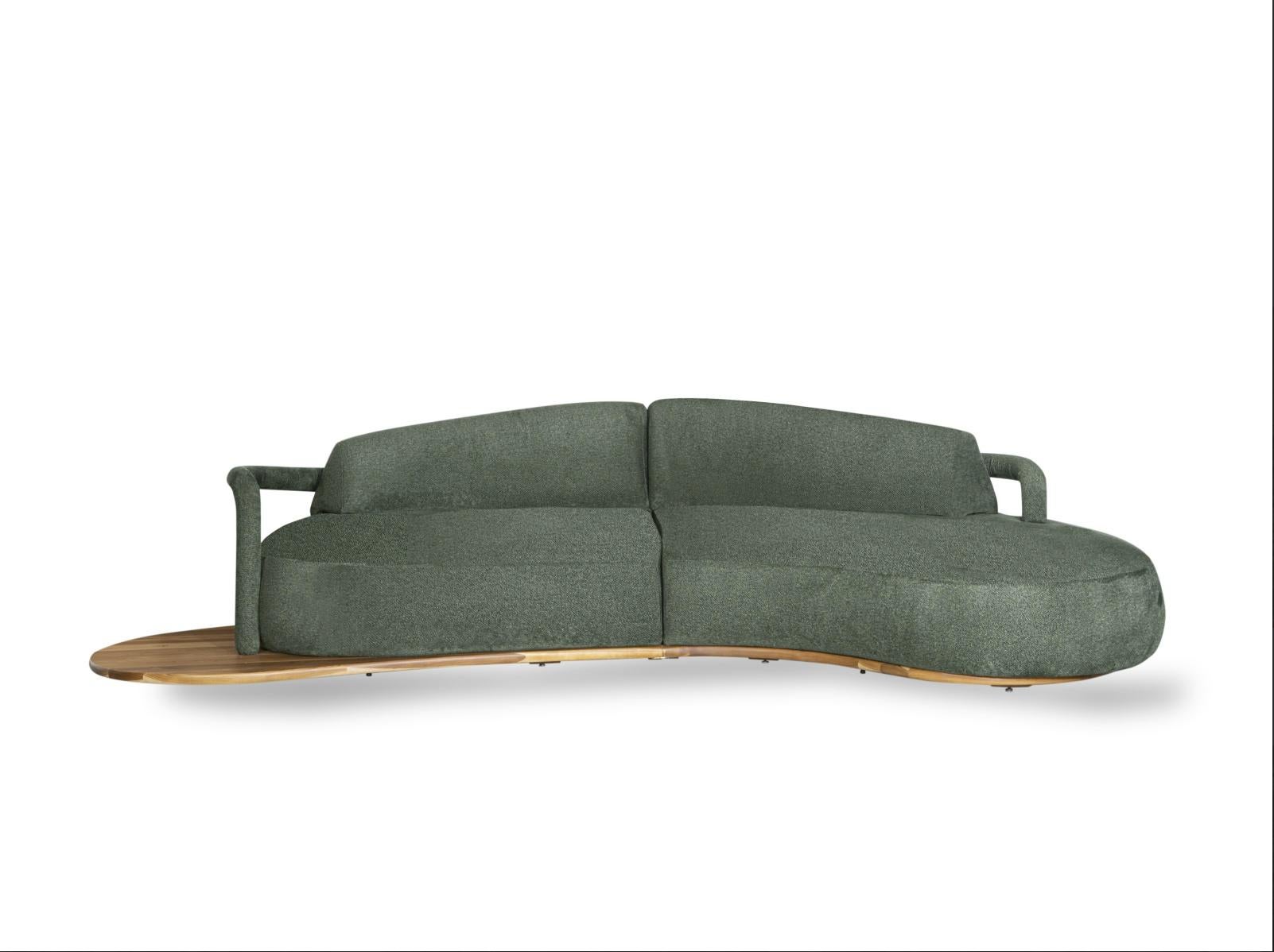 Das Felicità Organic Outdoor Sofa hat ein fließendes Design, das die Essenz des Wohlbefindens und des Komforts verkörpert und ein entspannendes Erlebnis bietet, das ideal für Außenbereiche und Gourmeträume ist.
Die umhüllende Form und die