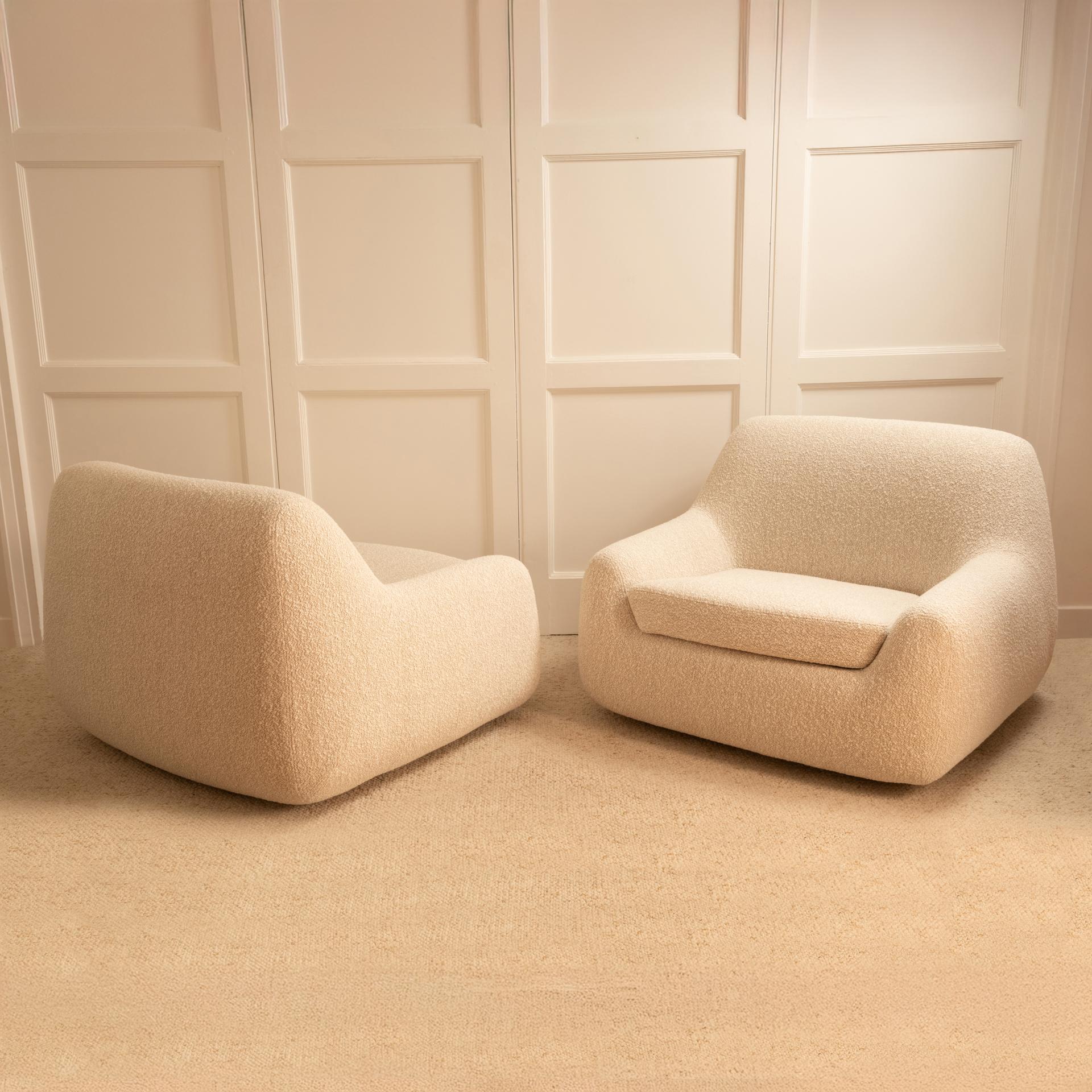 Pair of 1970s Italian armchairs, fully restored in a textured natural Lama fabric from Lelièvre.

Sleek shapes, rounded, and supple, like a tamed feline.

Dimensions: H72 x D80 x W95 cm - 