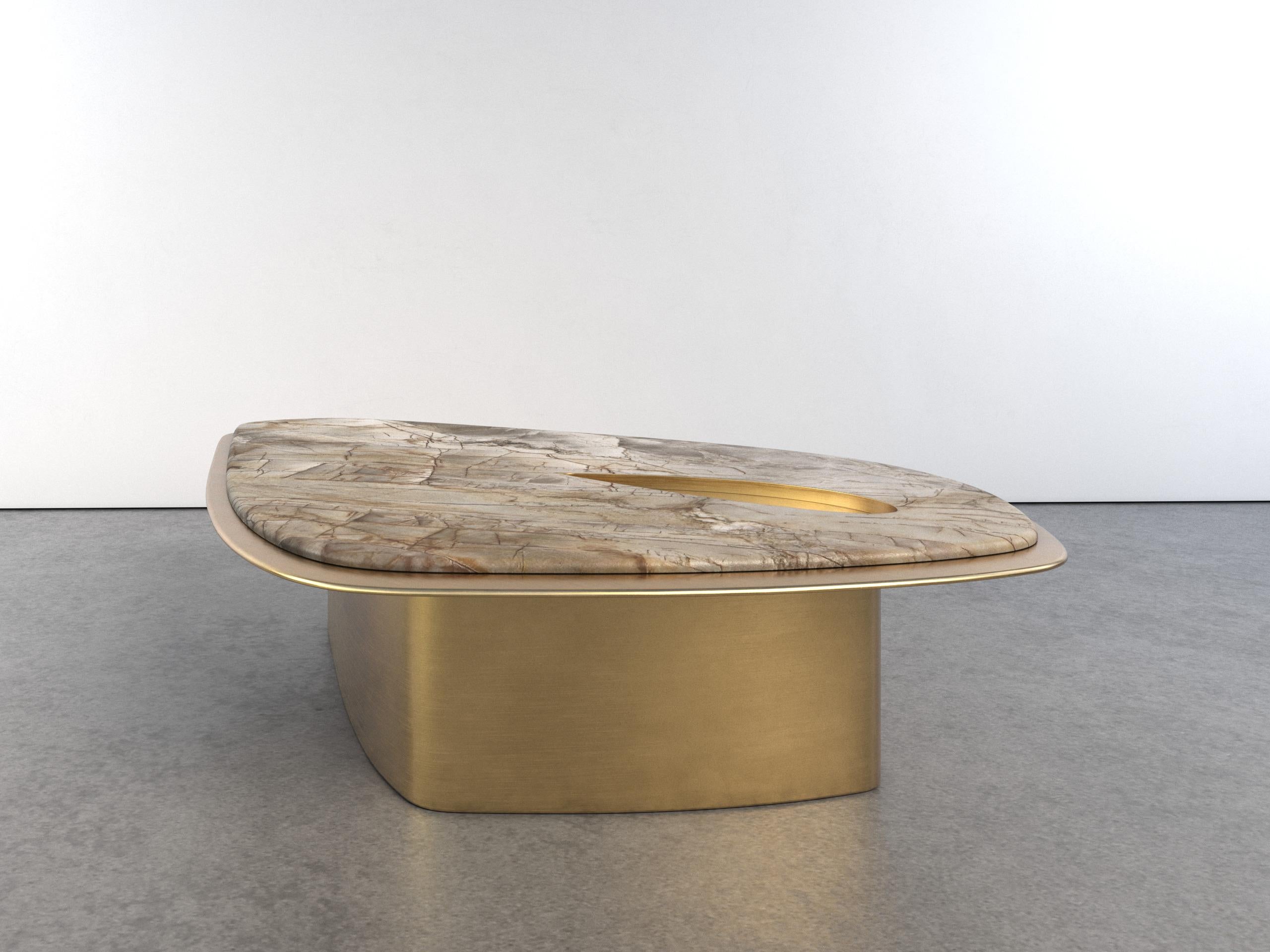 Table basse unique Feline III Calafate Quartzite et laiton de Grzegorz Majka
Pièce unique.
Dimensions : 104 x 147 x 35,5 cm : D 104 x L 147 x H 35,5 cm.
MATERIAL : Quartzite de Calafate et laiton massif.

Voici la Collectional : 

