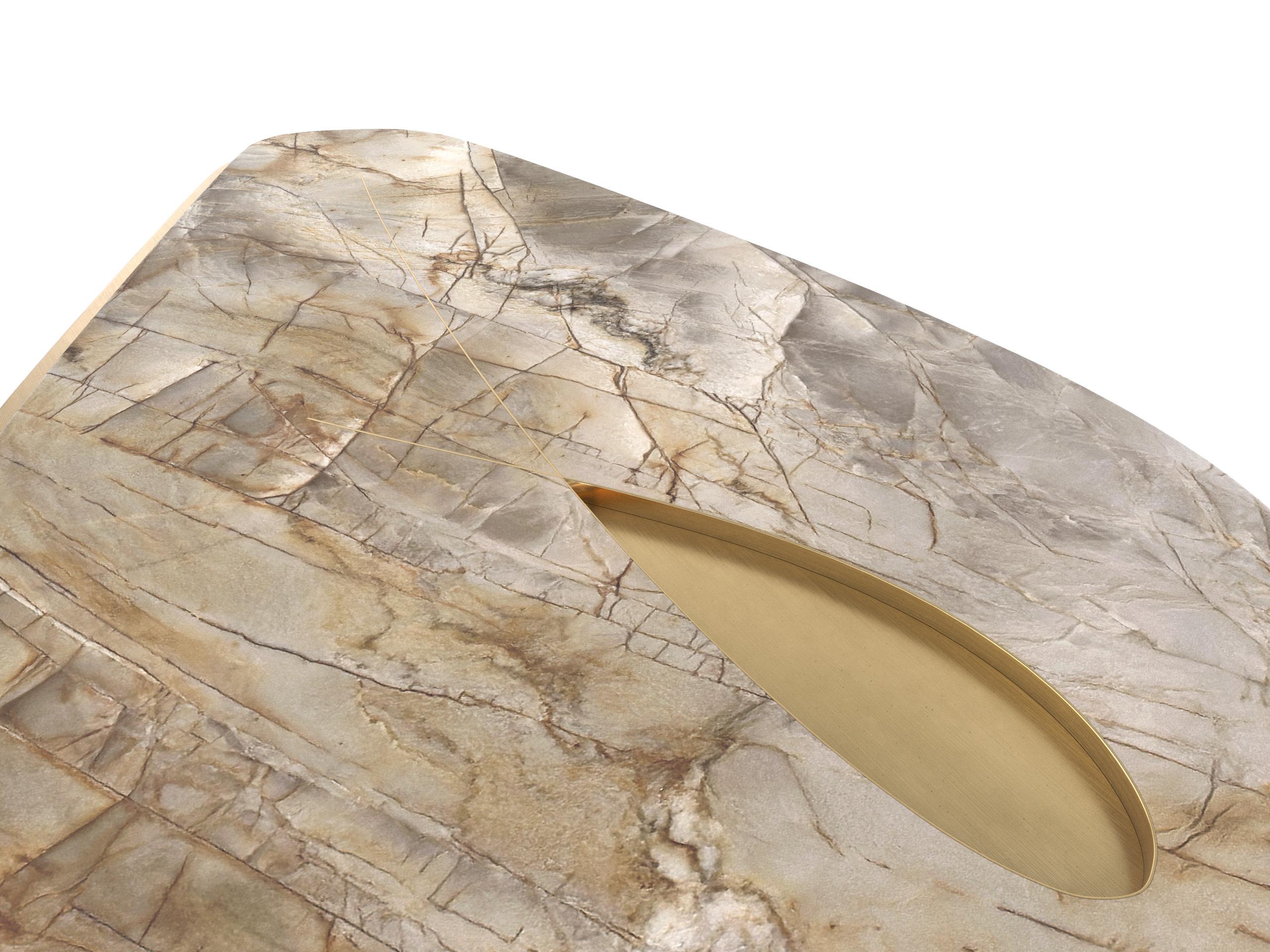 XXIe siècle et contemporain Table basse unique Feline III Calafate Quartzite et laiton de Grzegorz Majka en vente
