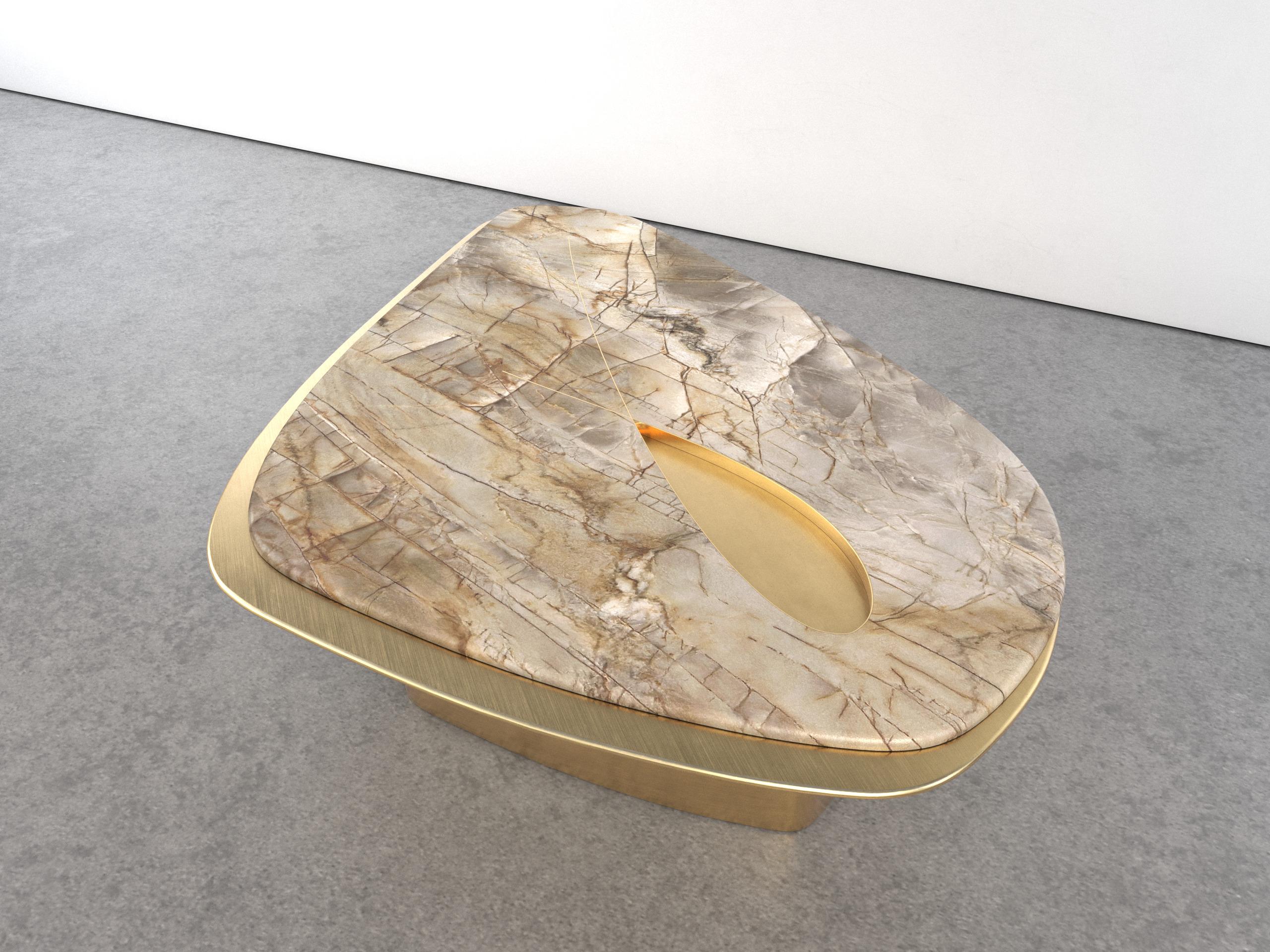 Laiton Table basse unique Feline III Calafate Quartzite et laiton de Grzegorz Majka en vente