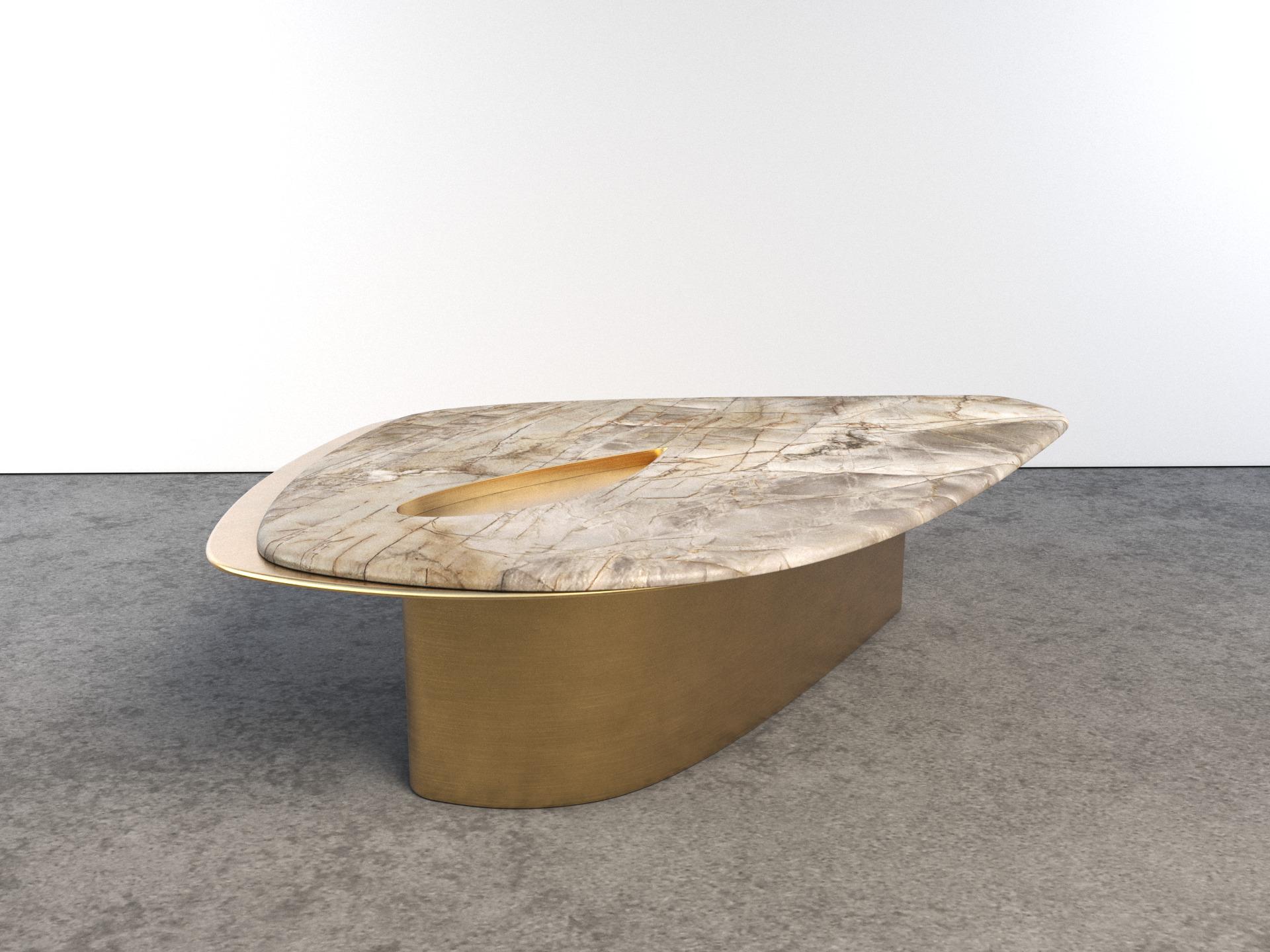 Table basse unique Feline III Calafate Quartzite et laiton de Grzegorz Majka en vente 1