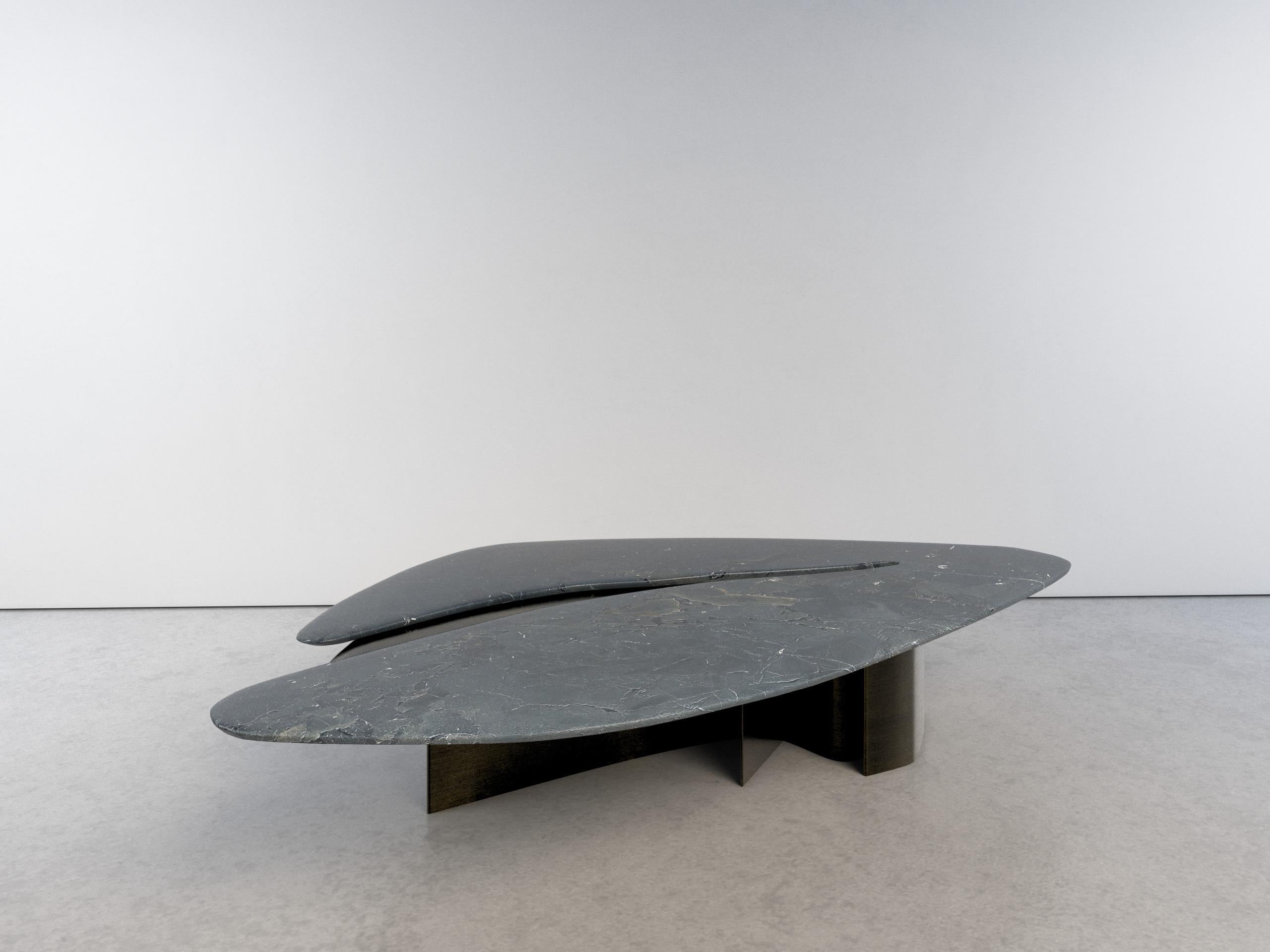 Table basse unique Feline V Infinity en quartzite et laiton de Grzegorz Majka en vente 3