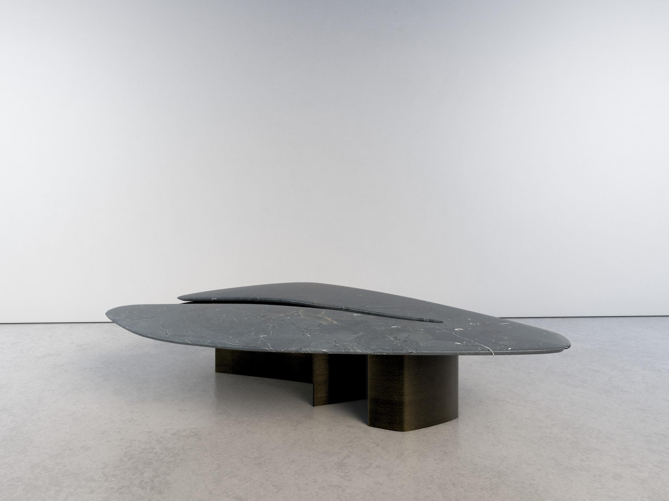 Table basse unique Feline V Infinity en quartzite et laiton de Grzegorz Majka en vente 4
