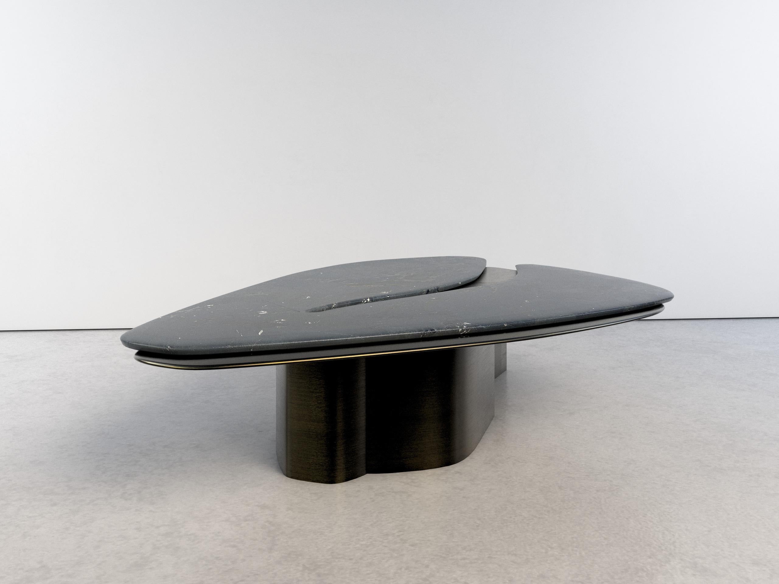 Table basse unique Feline V Infinity en quartzite et laiton de Grzegorz Majka
Pièce unique.
Dimensions : 127 x 163 x 35,5 cm : D 127 x L 163 x H 35,5 cm.
MATERIAL : Quartzite infini et laiton massif.

Voici la Collectional : 

