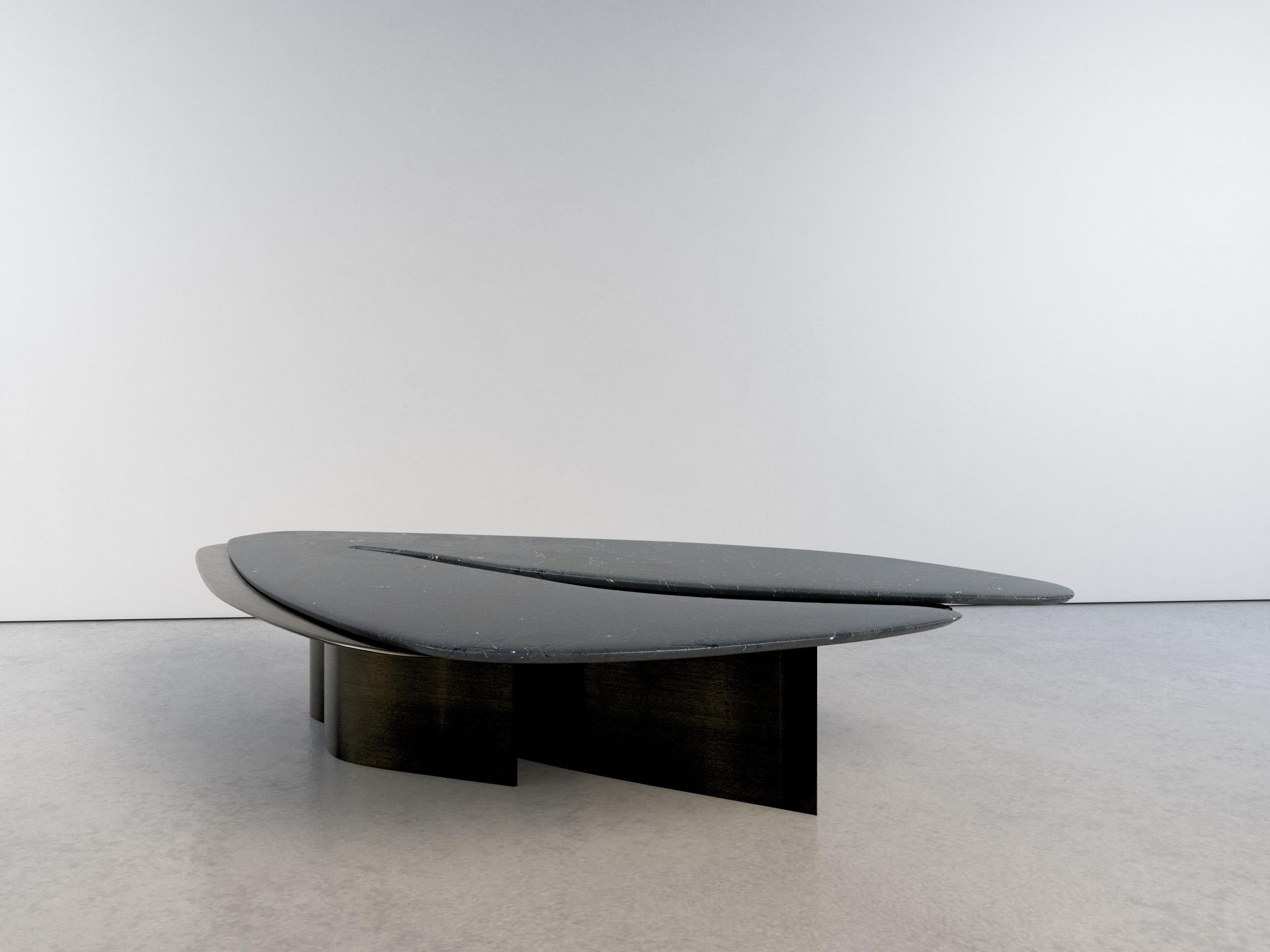Postmoderne Table basse unique Feline V Infinity en quartzite et laiton de Grzegorz Majka en vente
