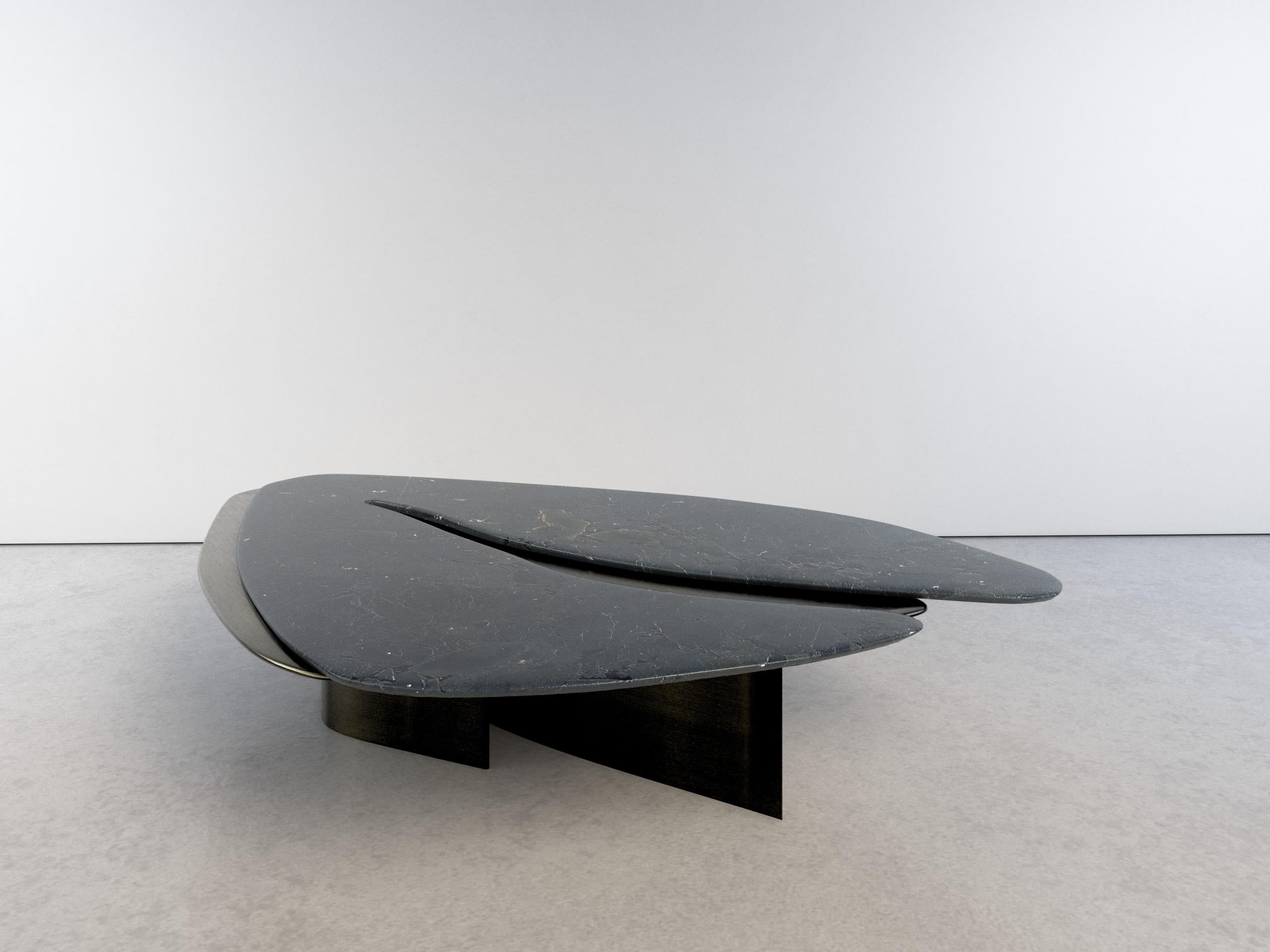 Britannique Table basse unique Feline V Infinity en quartzite et laiton de Grzegorz Majka en vente